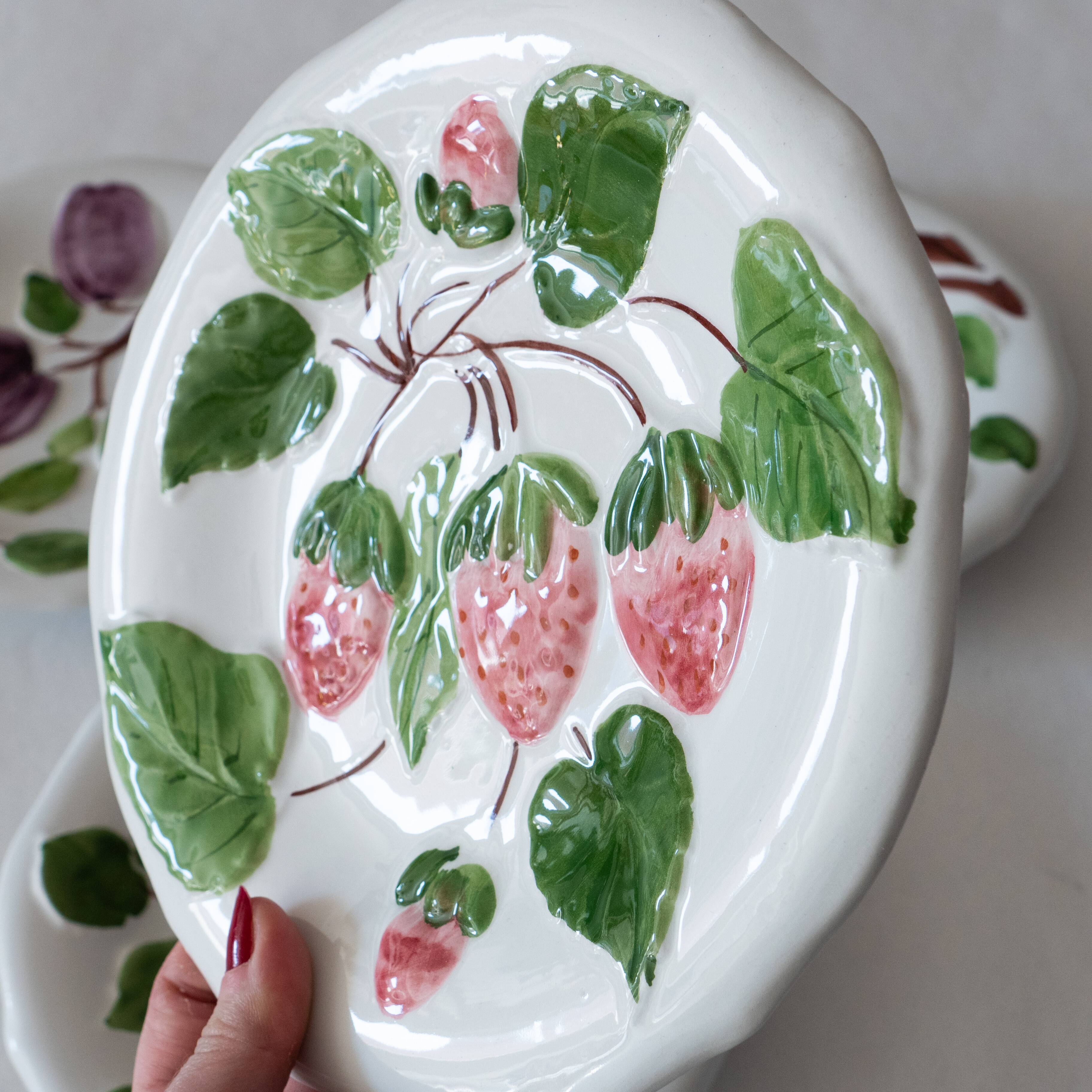4 vintage plates in slurry fruit decoration