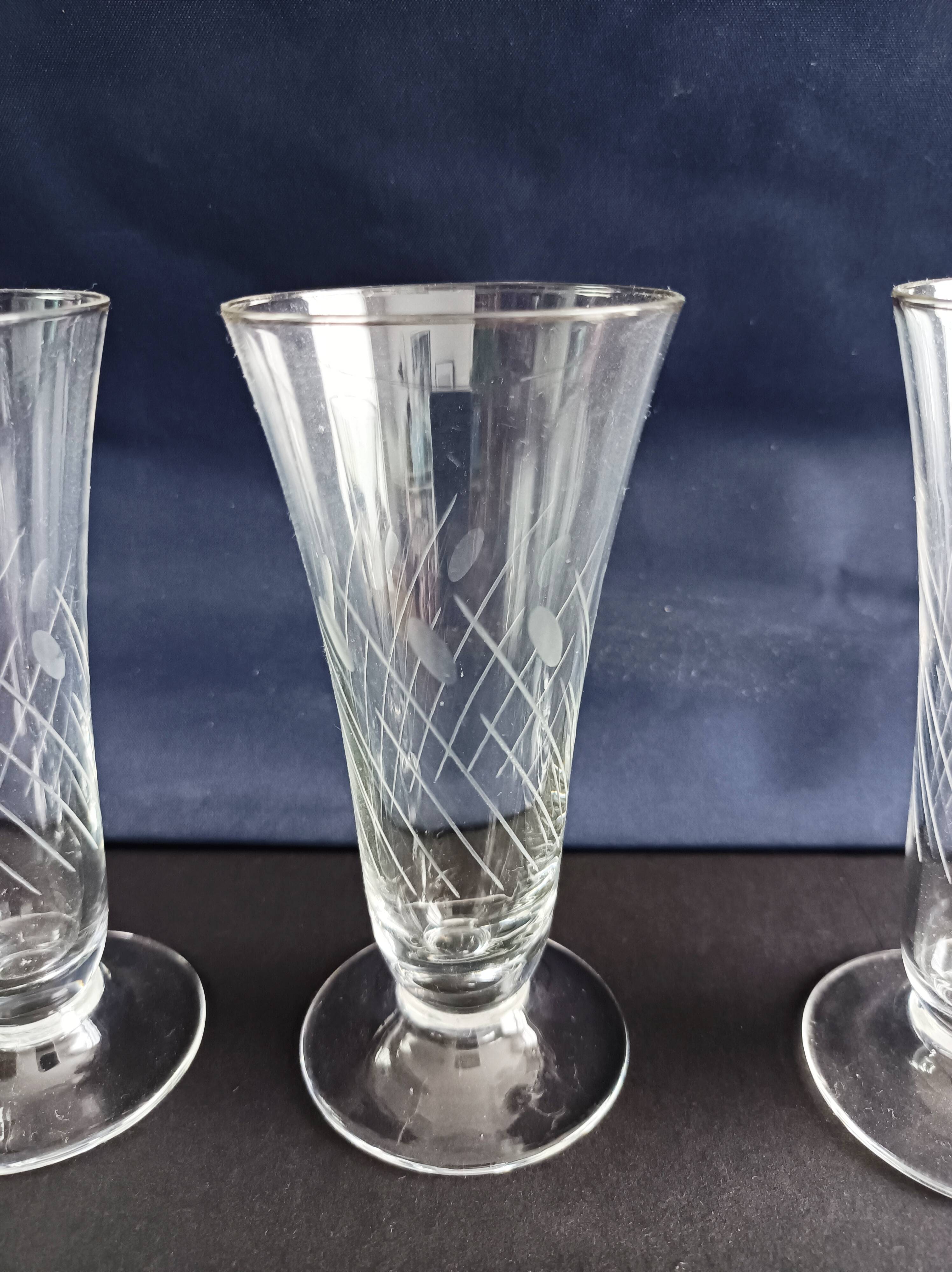 Set of 4 engraved glass champagne flutes