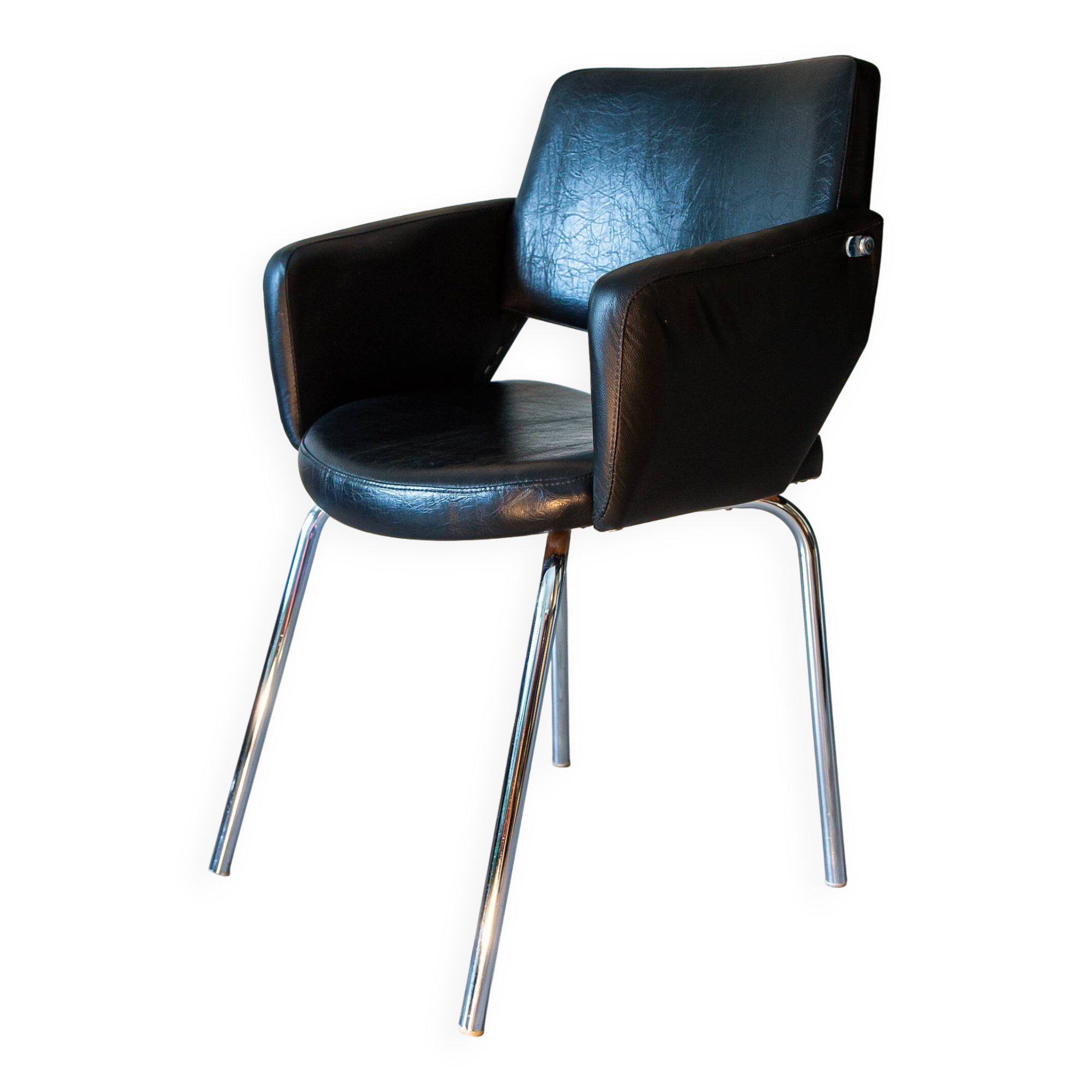 Modernist armchair from the 50s-60s, chrome and faux leather.