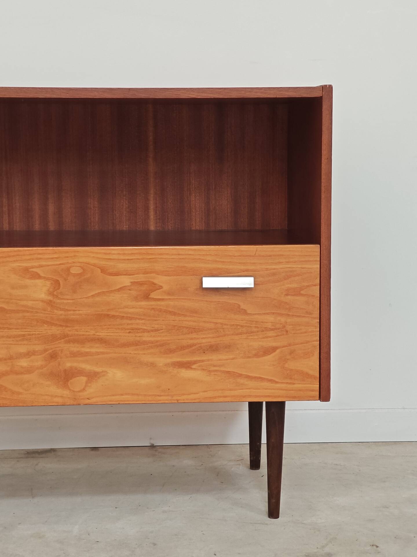 Petit meuble d'appoint buffet en bois 1970