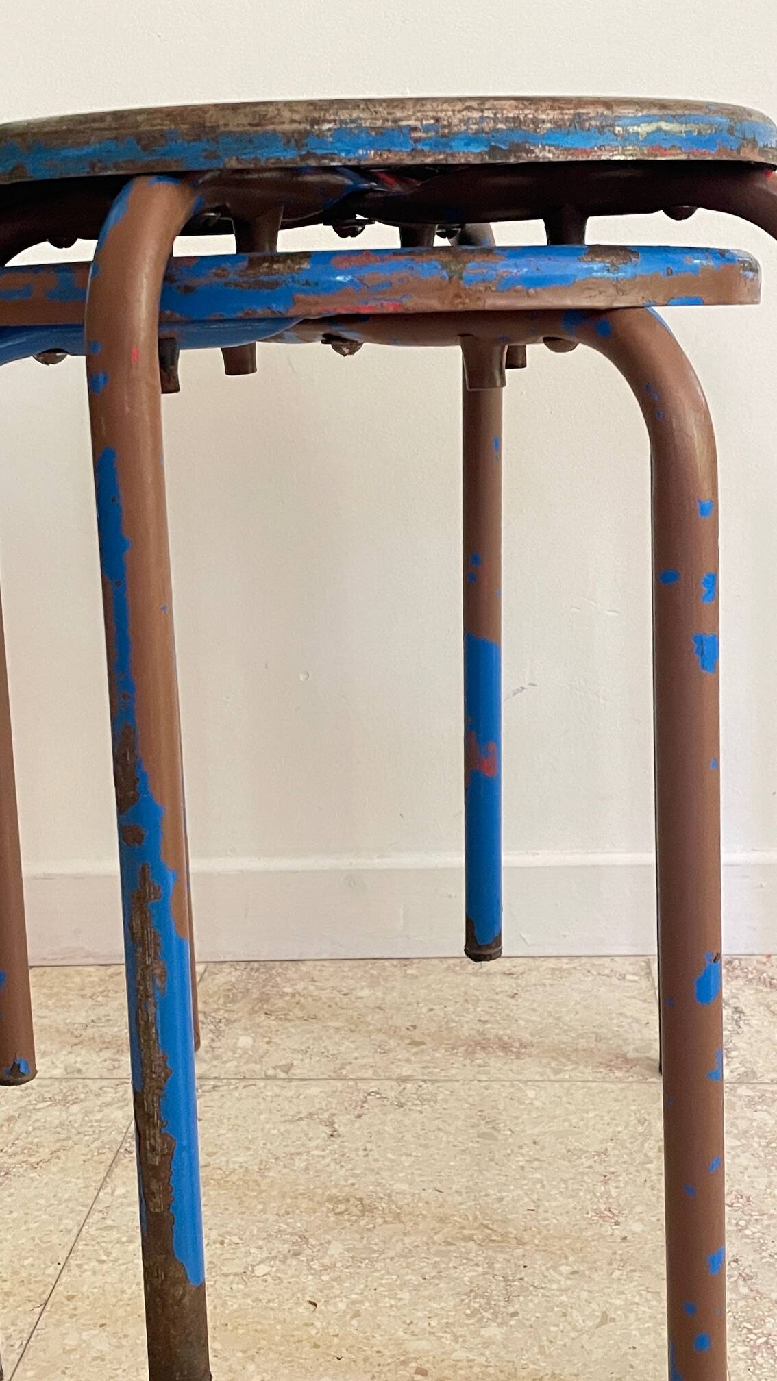 Tabouret industriel acier patine bleue & chocolat vintage