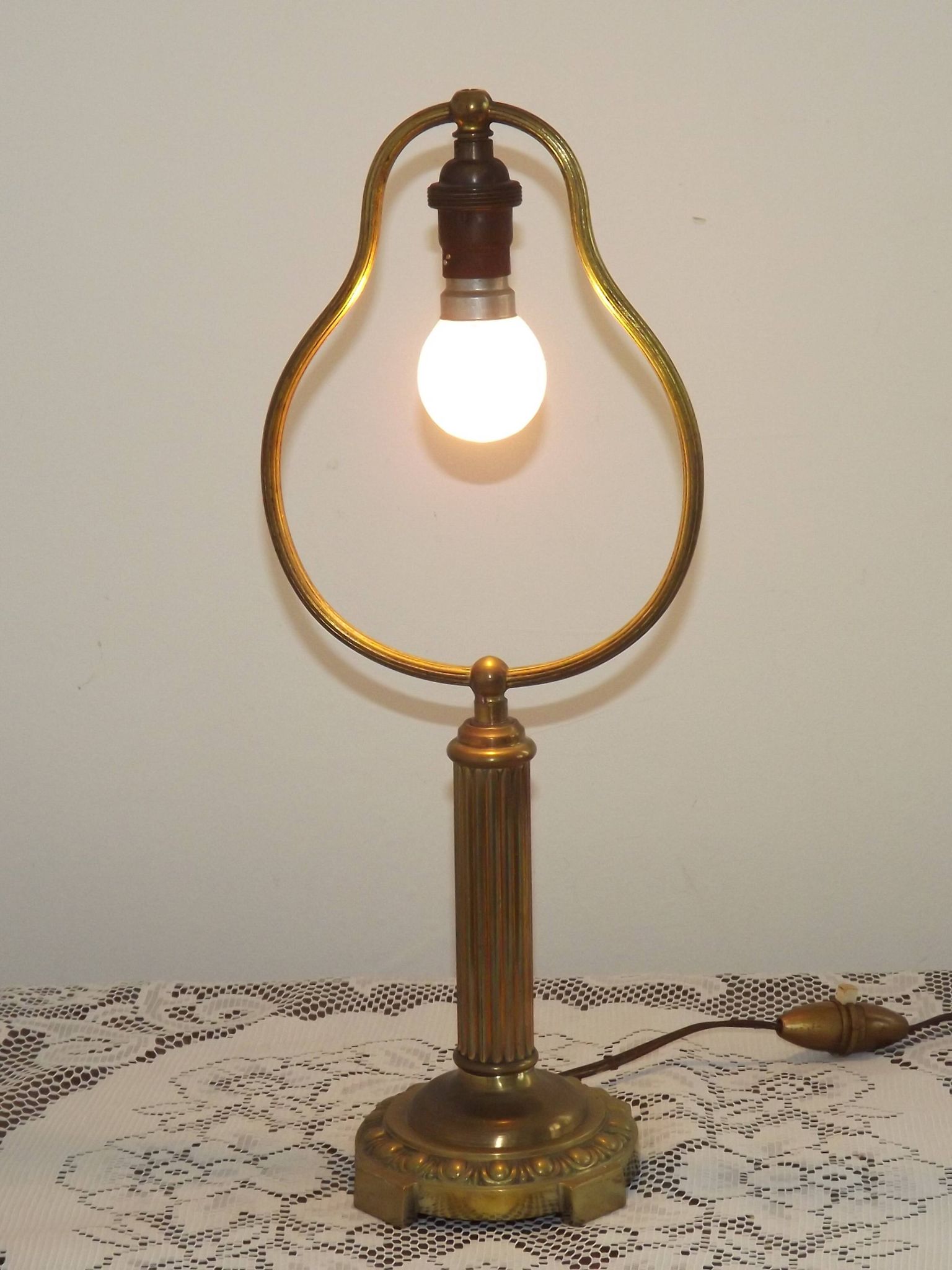 Lampe de table en laiton français vintage de style traditionnel avec base ronde.