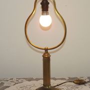 Lampe de table en laiton français vintage de style traditionnel avec base ronde.