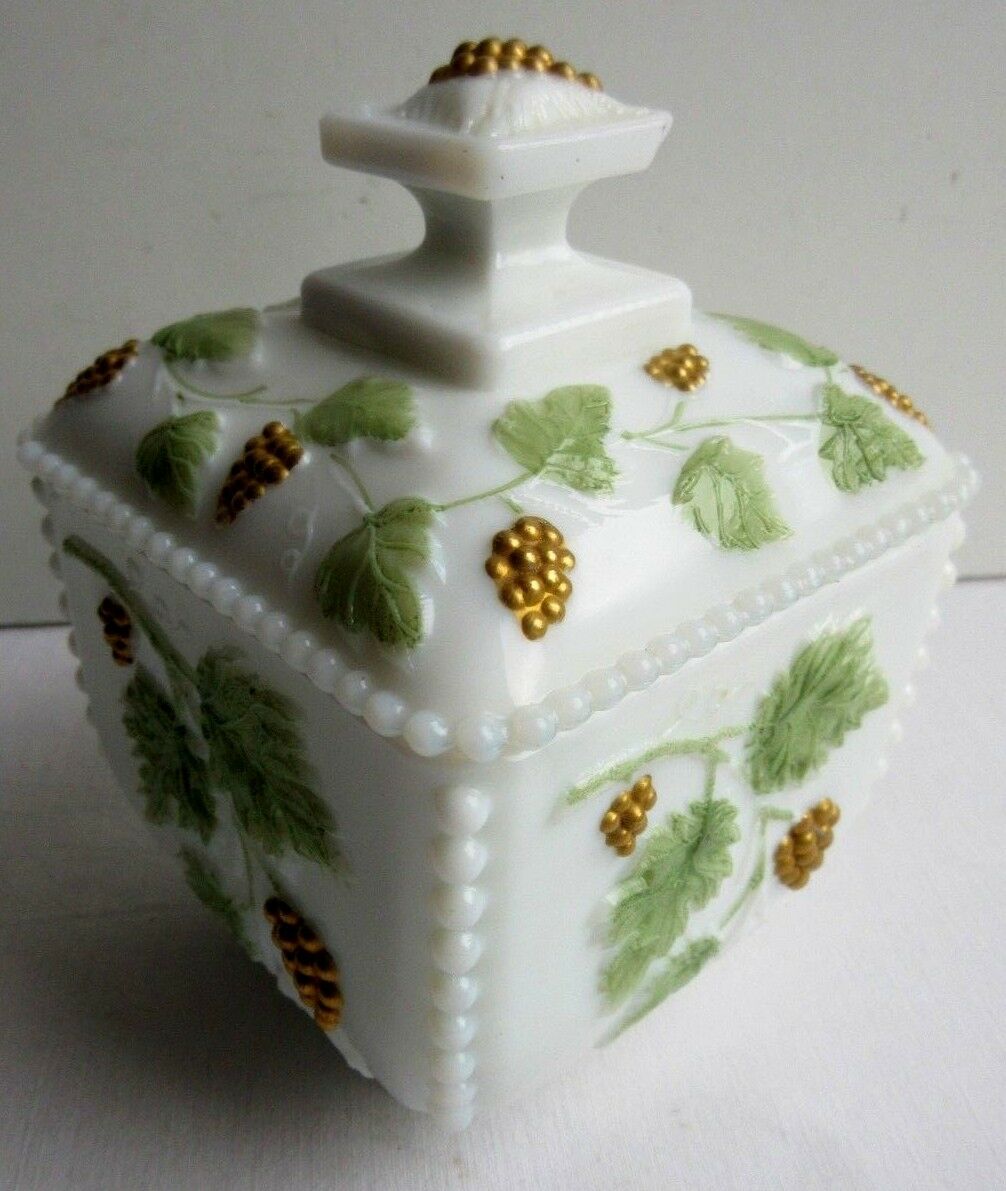 Sugar, white opaline opaline dabsked candy: Golden treils and grapes