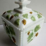 Sugar, white opaline opaline dabsked candy: Golden treils and grapes