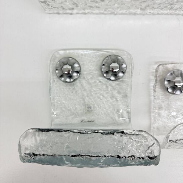 Ensemble de salle de bain Grohe en verre glacé : porte-serviette, porte-savon et plateau.