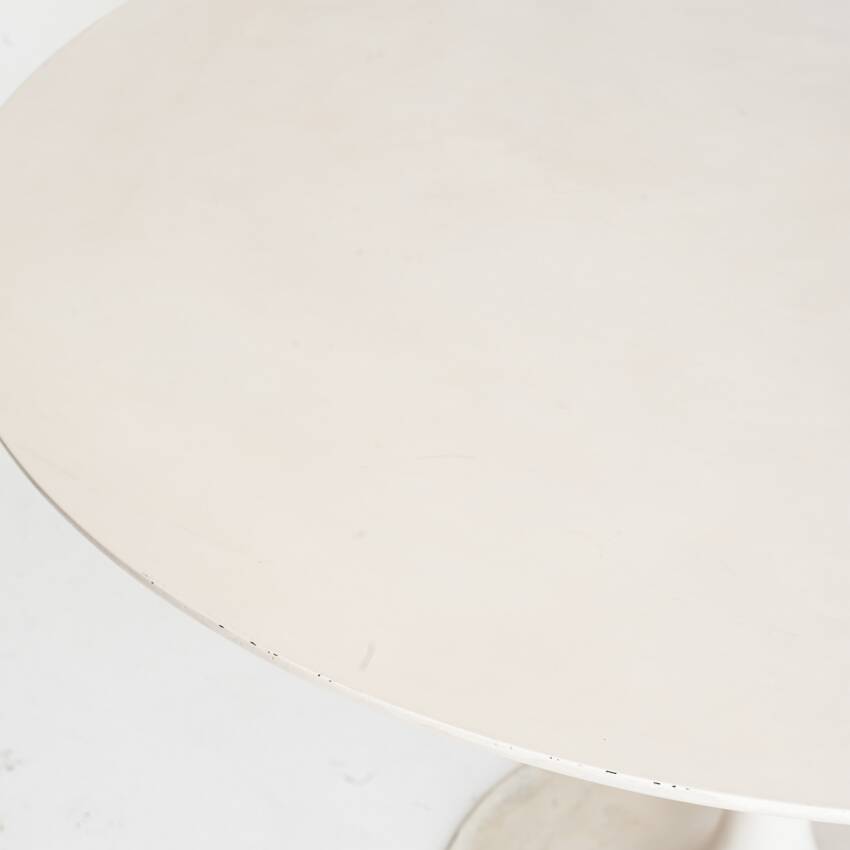 Vintage round table with tulip foot by Maurice Burke for Arkana. Aluminum + lacquered wood. United Kingdom, 60