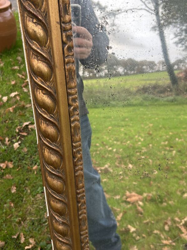 Grand miroir ancien doré Bois et stuc godrons miroir partielement dé-mercur