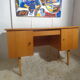 Bureau vintage des années 60 en bois clair