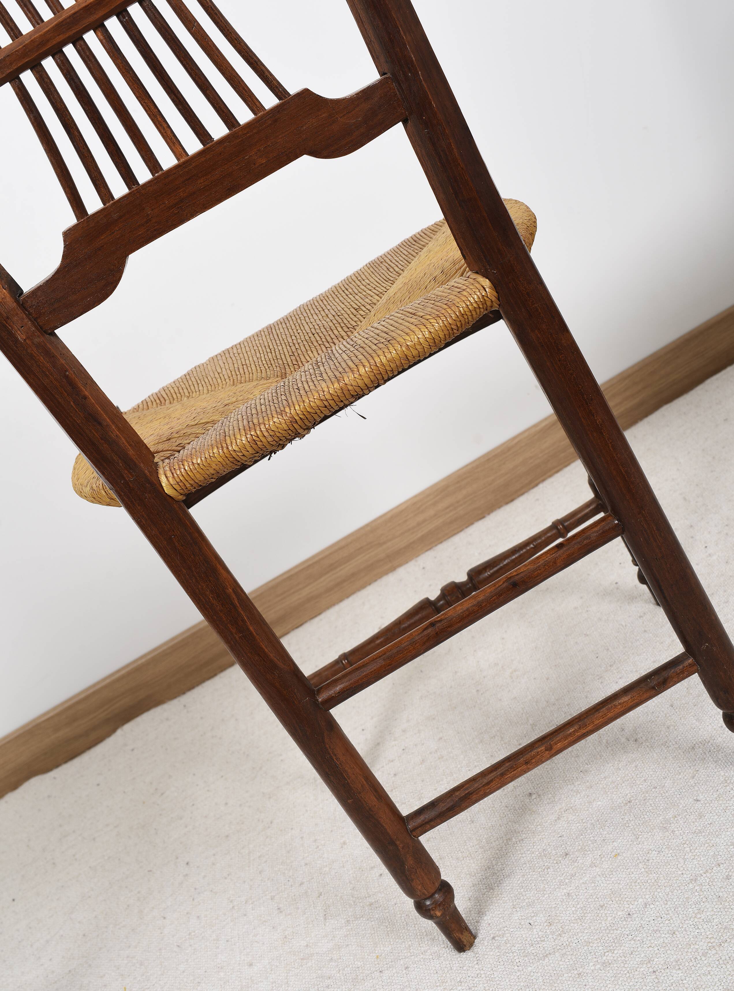 3 wooden and straw chairs, decorated with a sheaf of wheat.