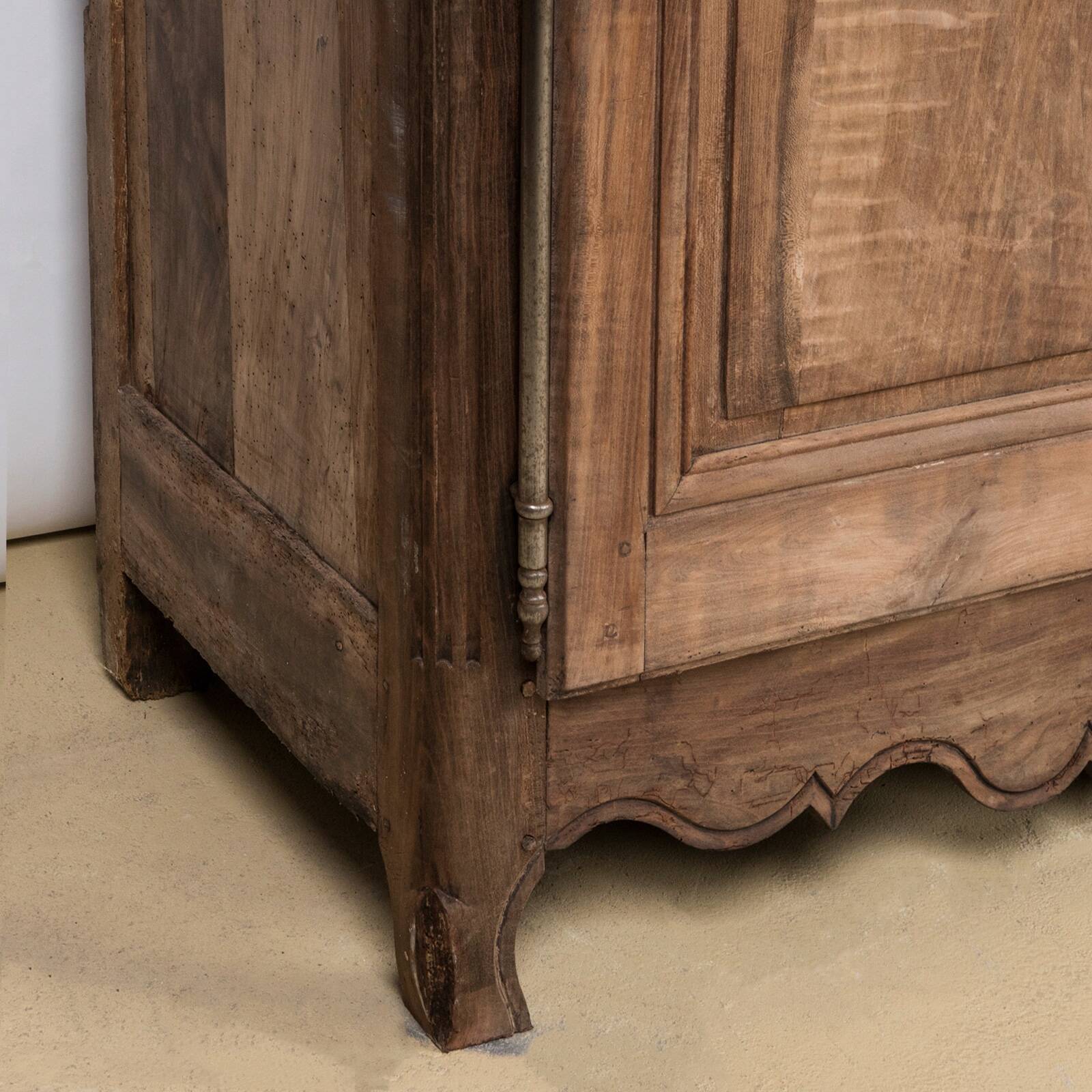 Armoire ou garde-robe ancienne française Louis XV du XIXe siècle