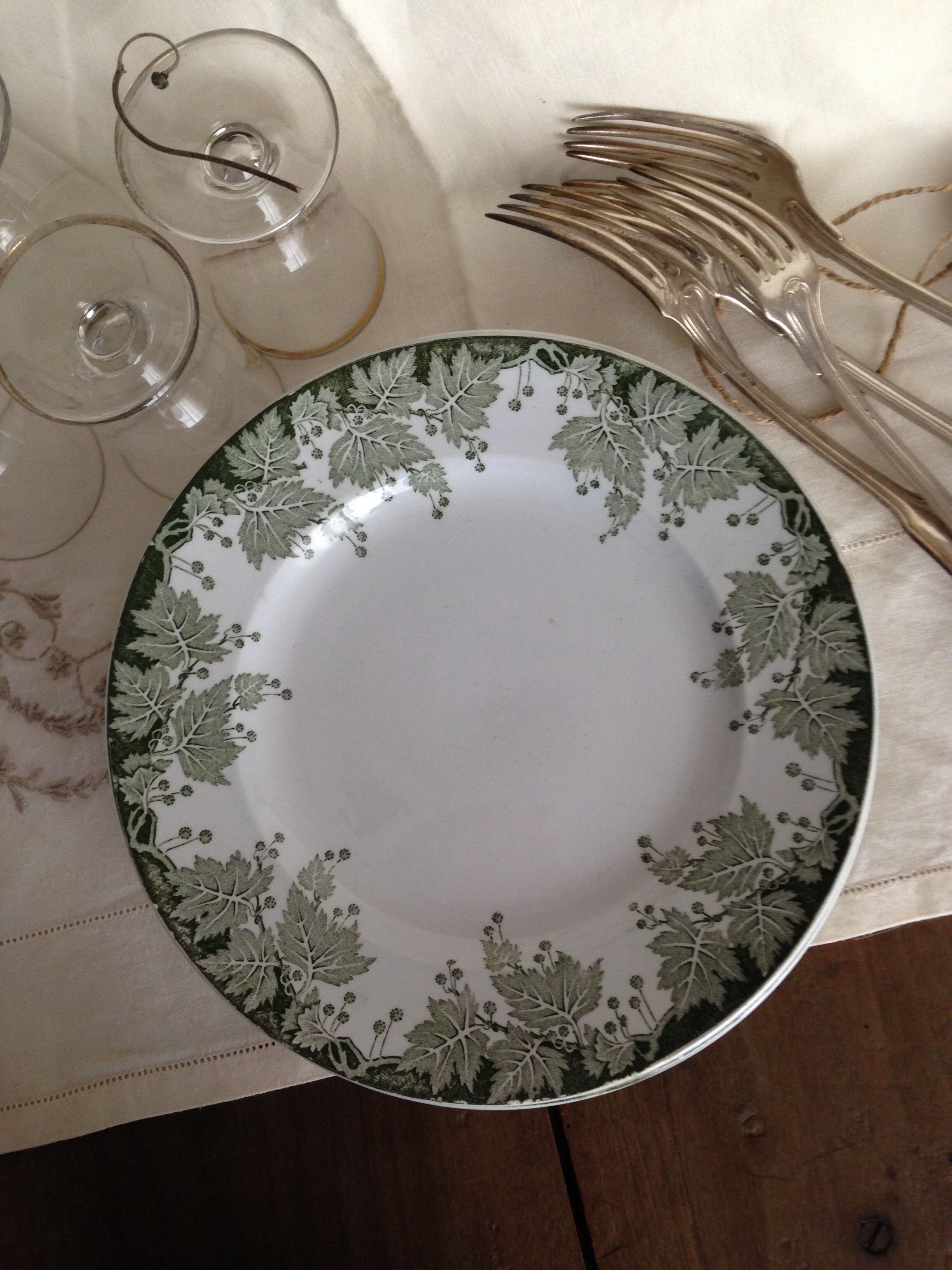 Dinner plates, model Platane, pottery St Amand and Hamage