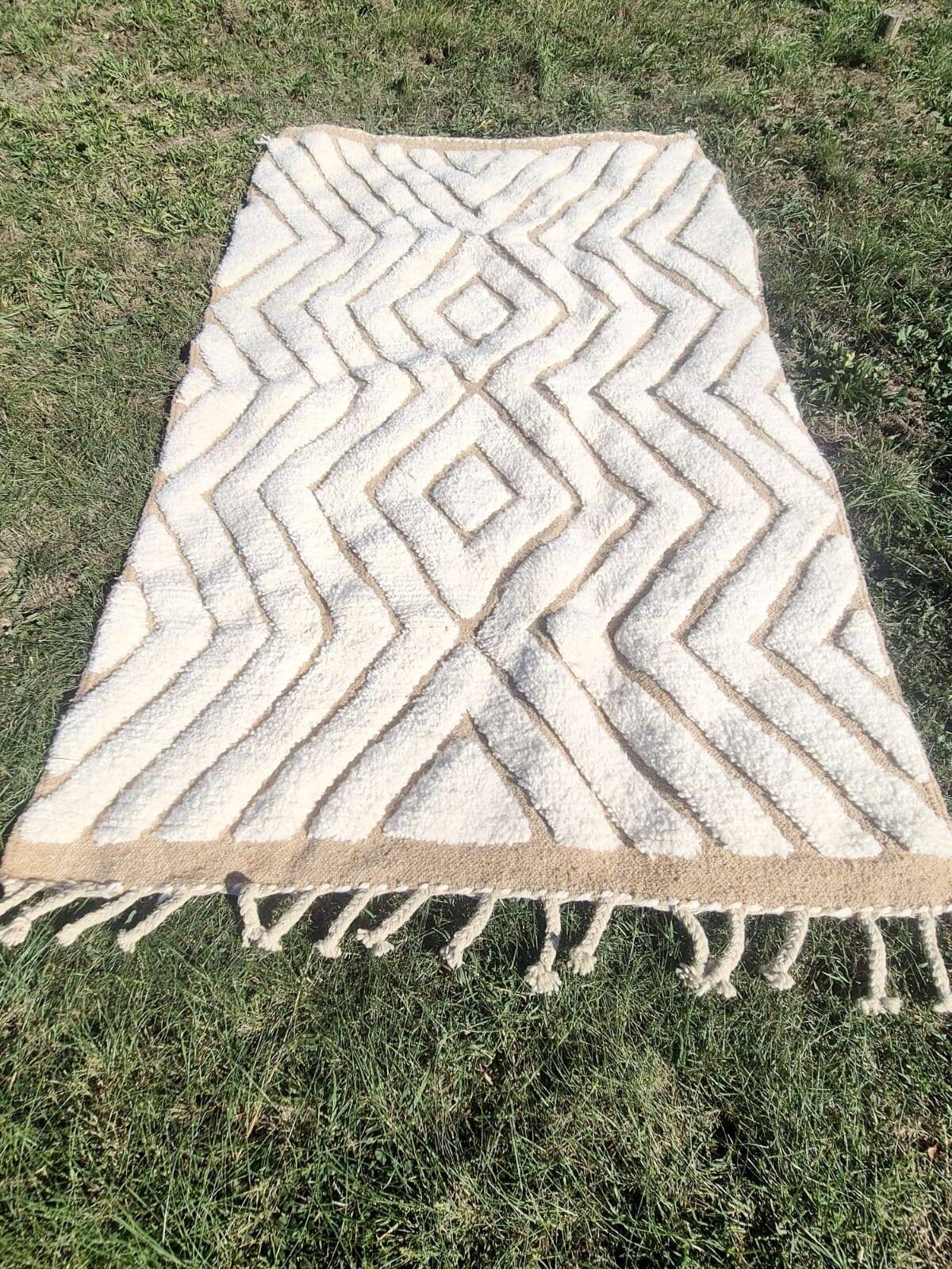 Superb handcrafted Berber rug made of natural wool, a unique piece