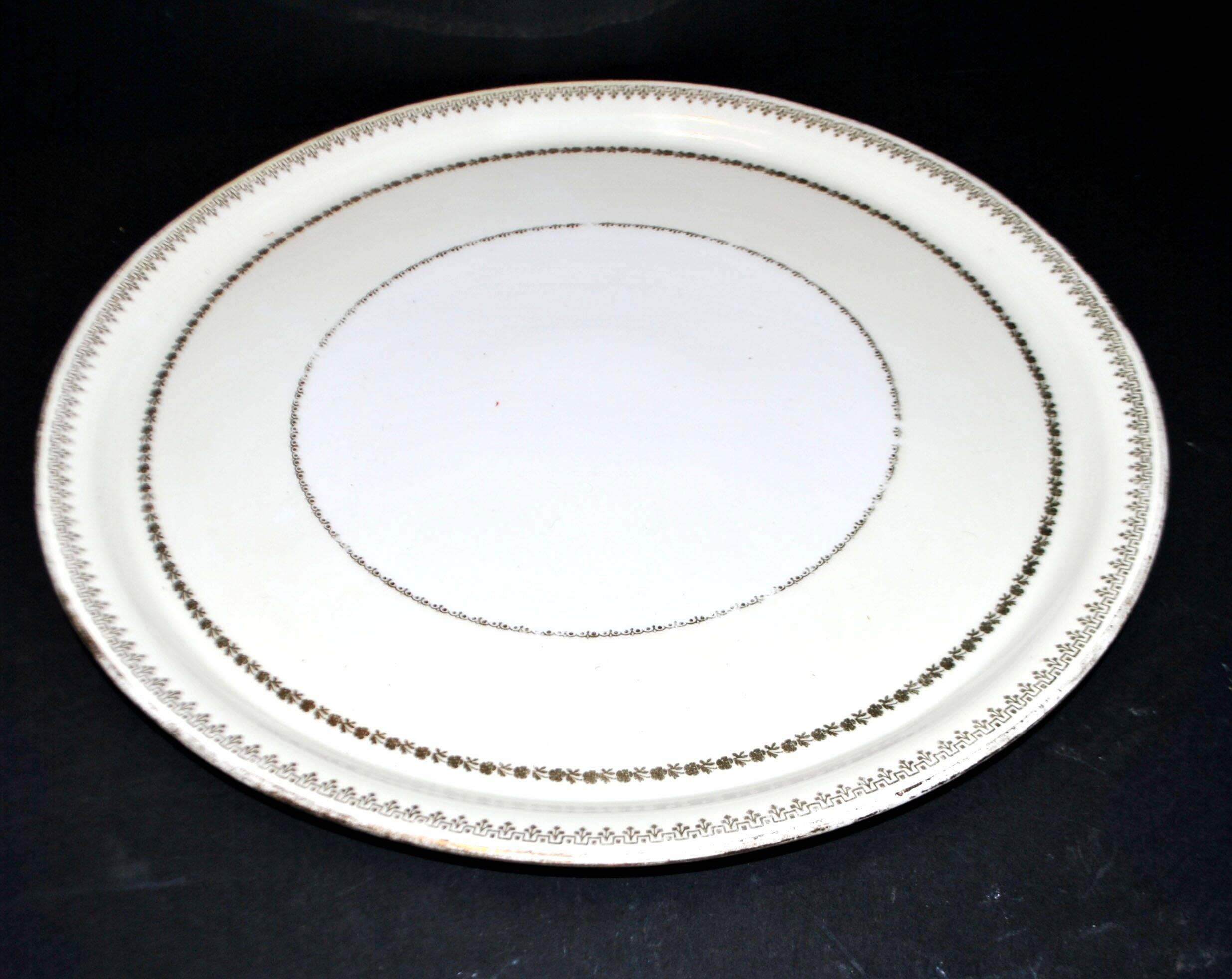 Limoges porcelain pie dish with gold trim, 32cm.