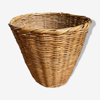 Wicker basket with twisted edges