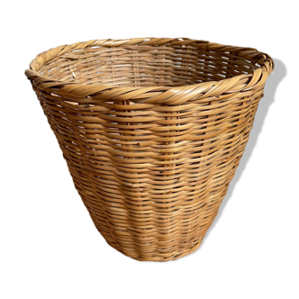 Wicker basket with twisted edges