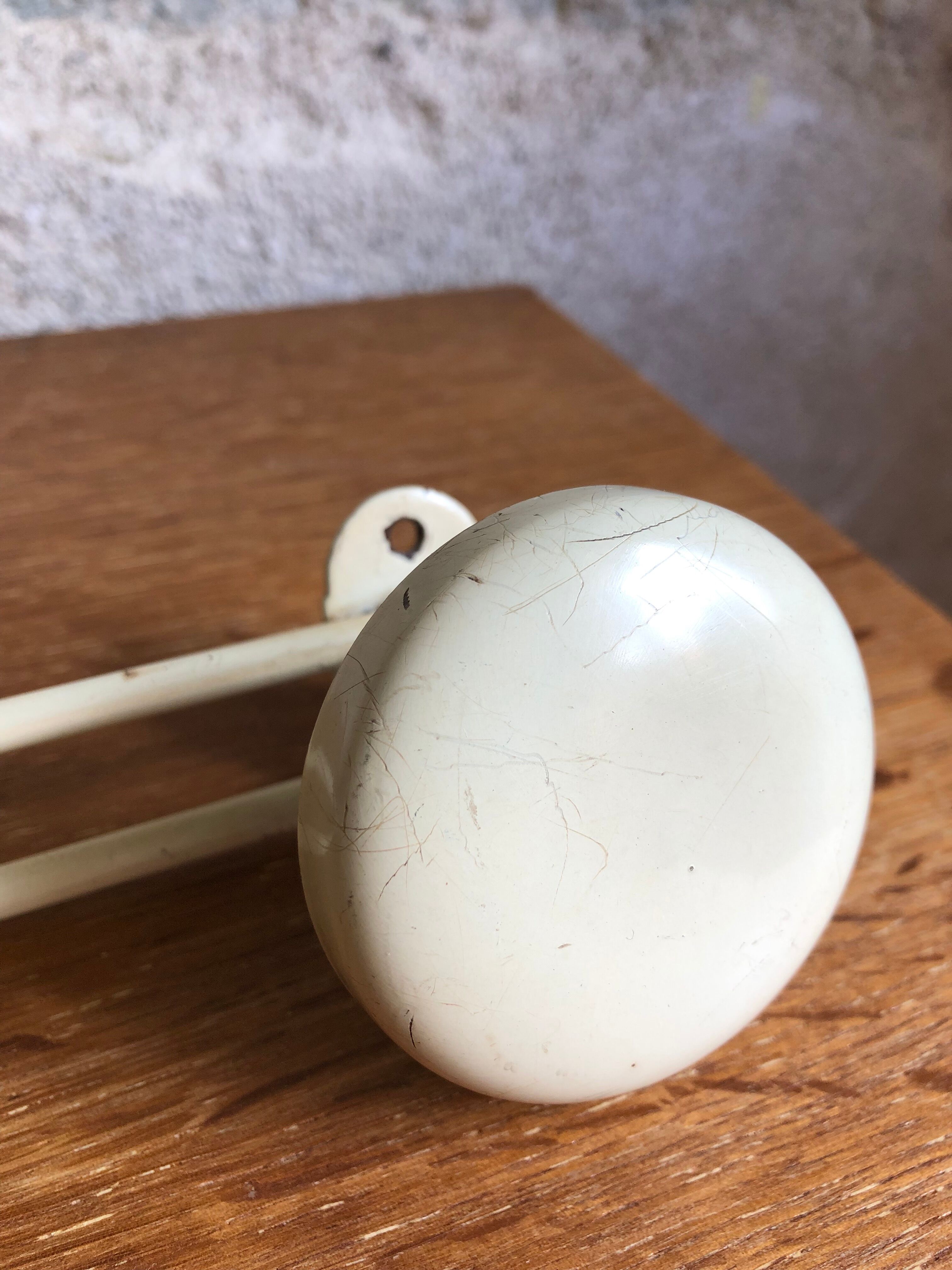 Patère, vintage beige metal coat rack