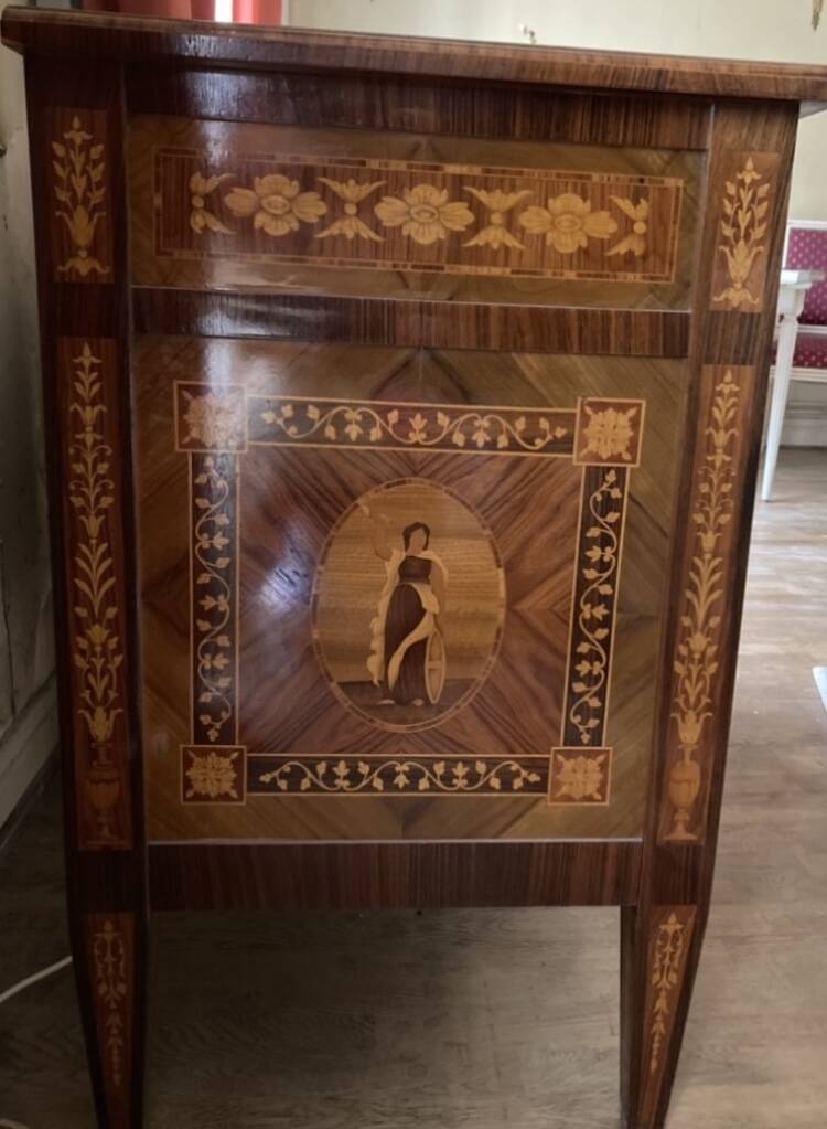 Commode ancienne en marqueterie de style Louis XVI