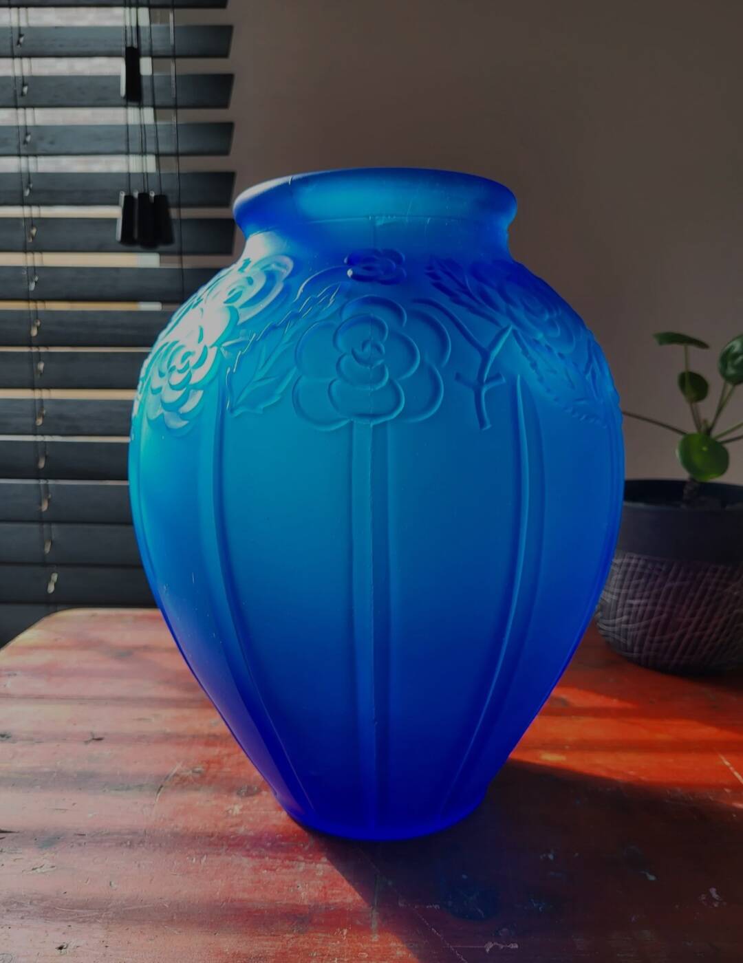 Vases art déco en persglas bleu givré avec décor floral et lignes épurées