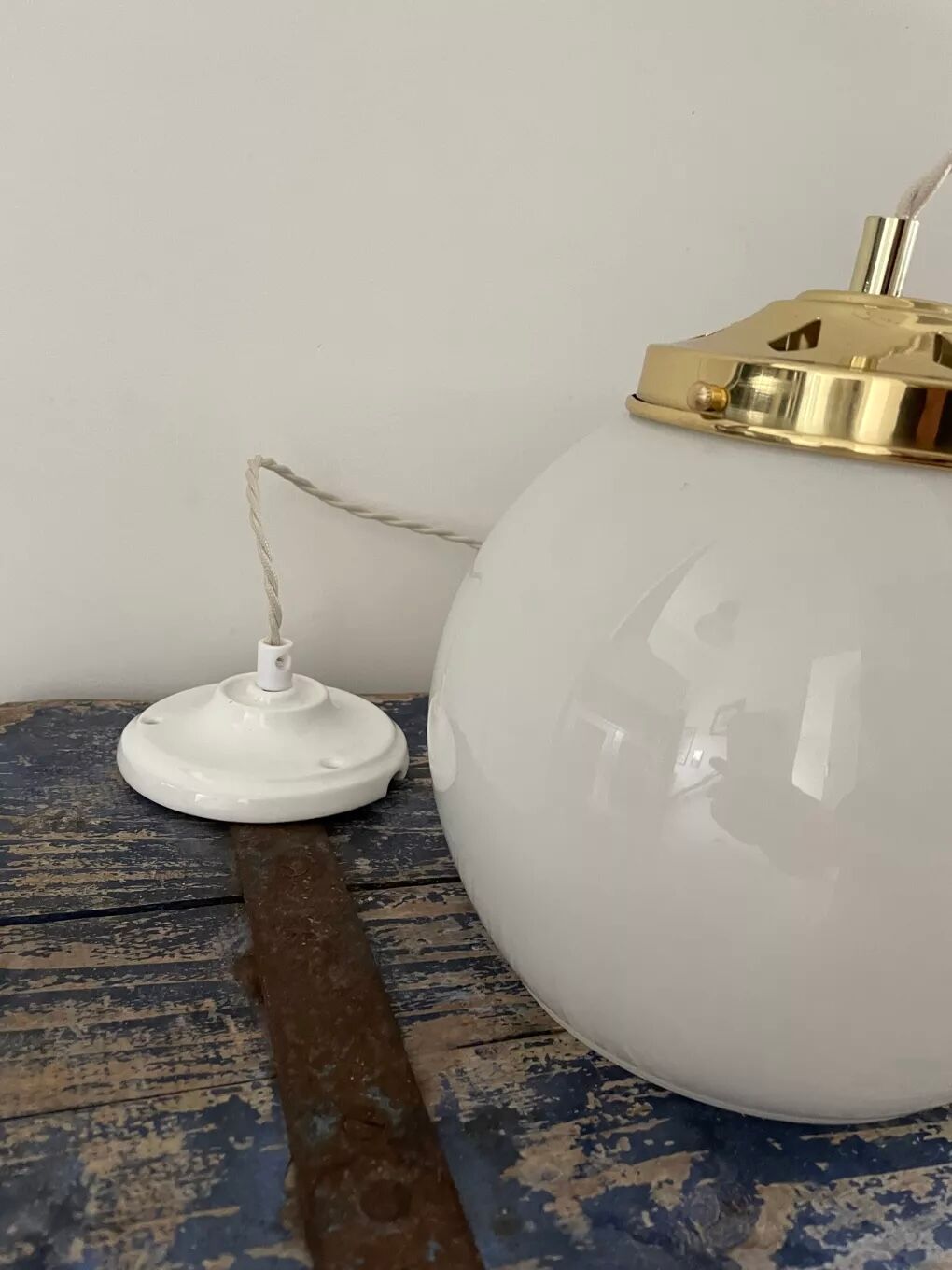 Hanging lamp white opaline