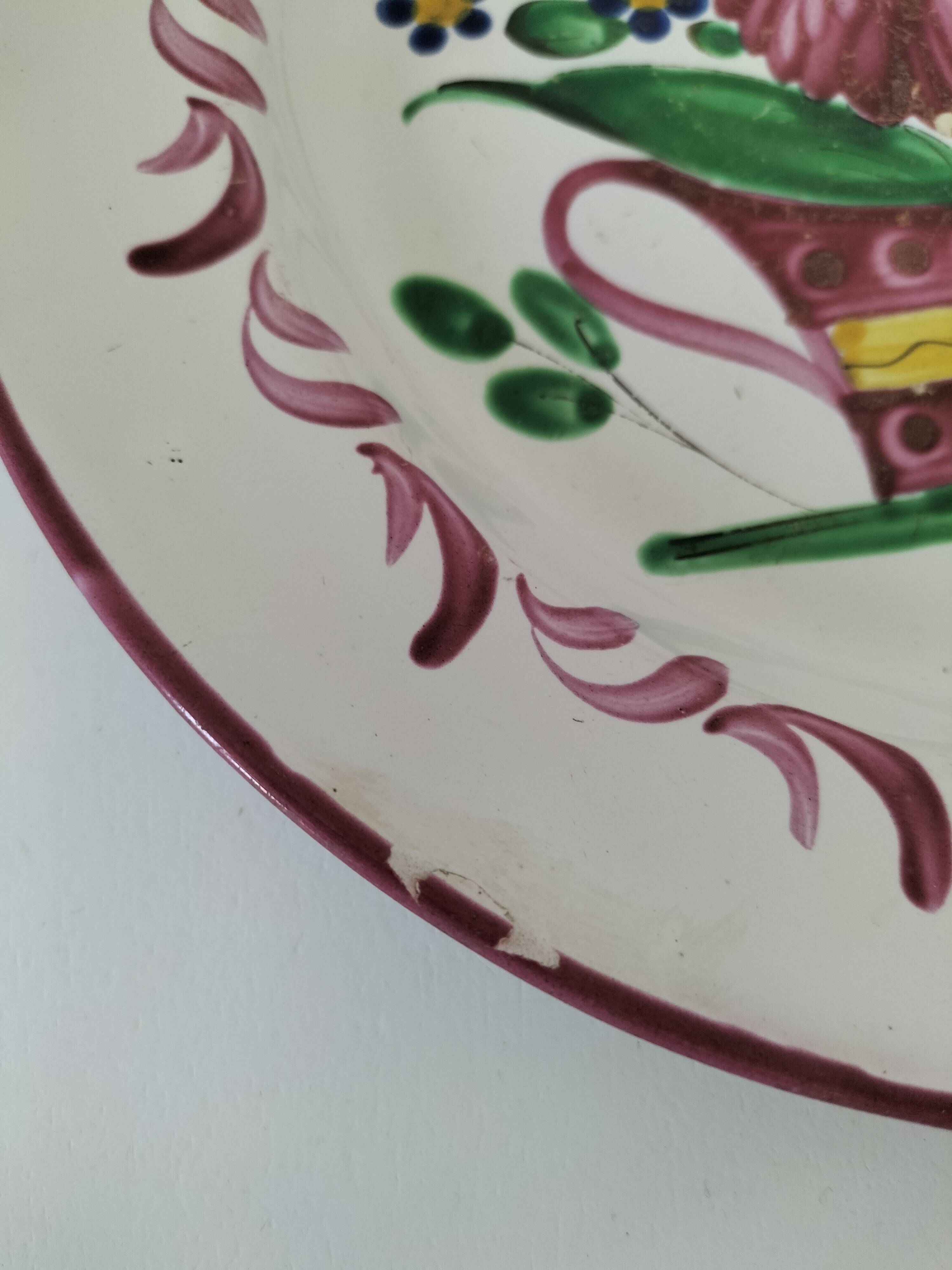 Rooster plates & baskets, earthenware in the spirit of a French bistro.