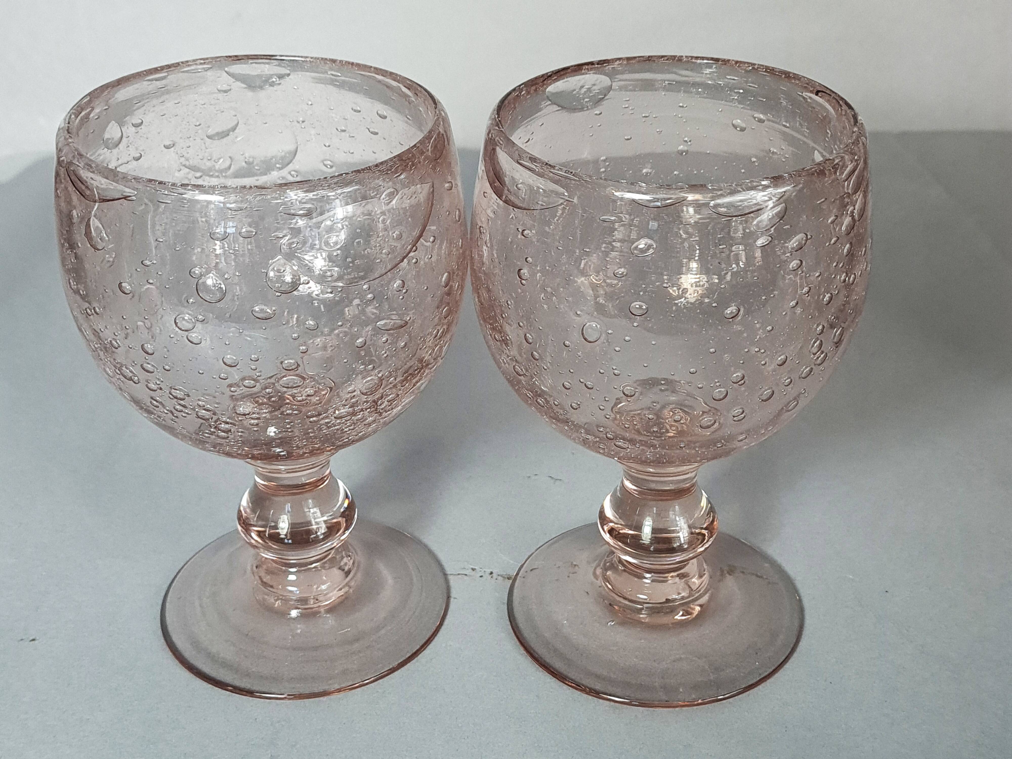 Biot: 8 blown bubble glasses, Ciboire model in amethyst colour D205.