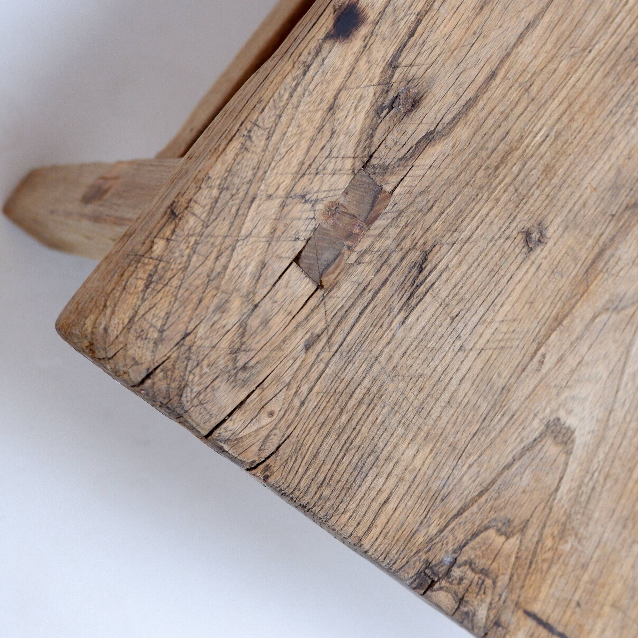 Table basse brutaliste en bois massif