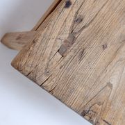 Table basse brutaliste en bois massif