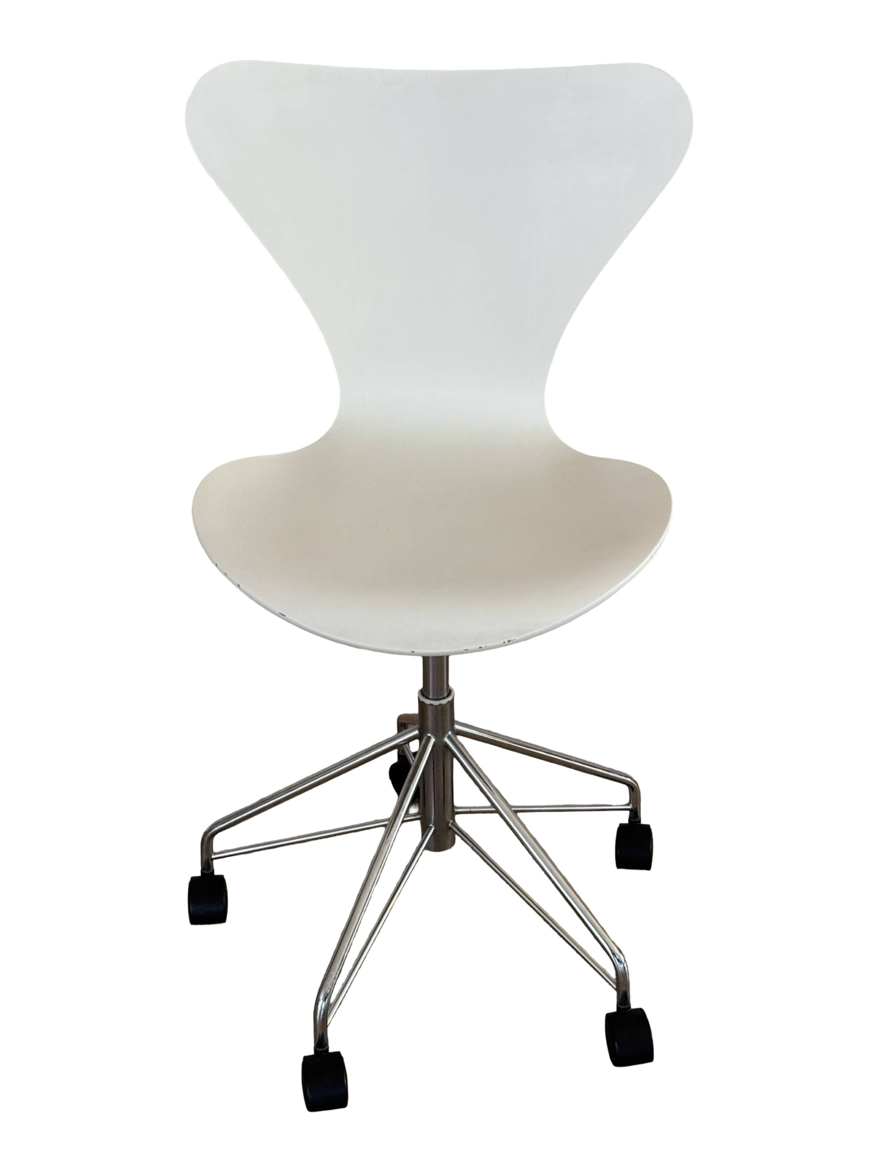 Vintage Desk Chair 3117 by Arne Jacobsen for Fritz Hansen in White