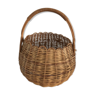 Wicker round basket.