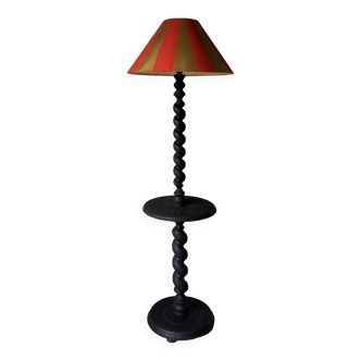 Lampadaire en bois brûlé