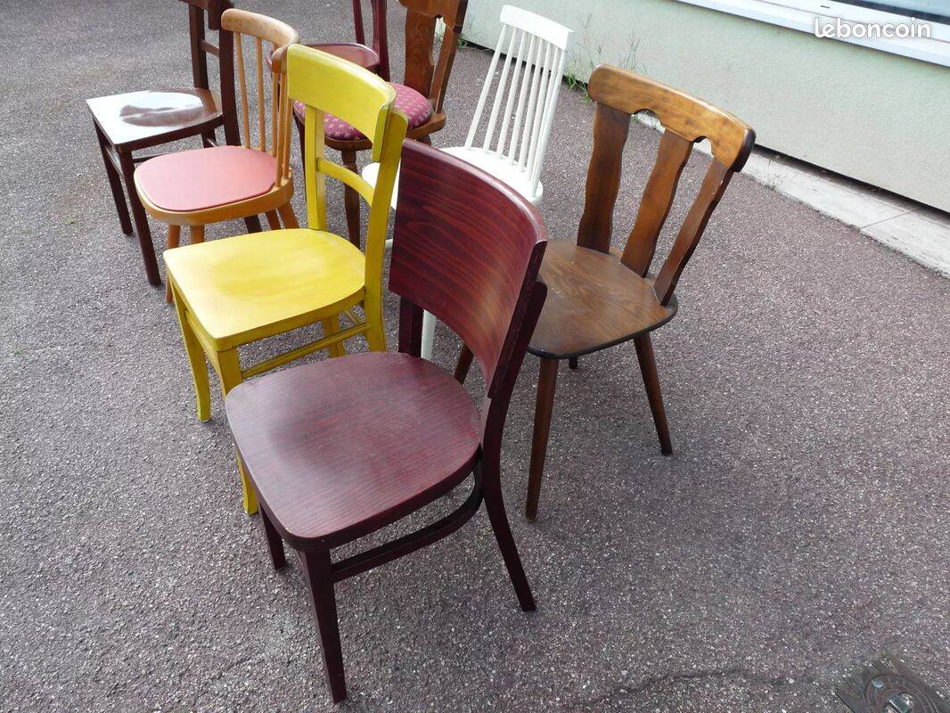 8 chaises de bistrot en bois dépareillées - vintage
