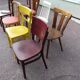 8 chaises de bistrot en bois dépareillées - vintage