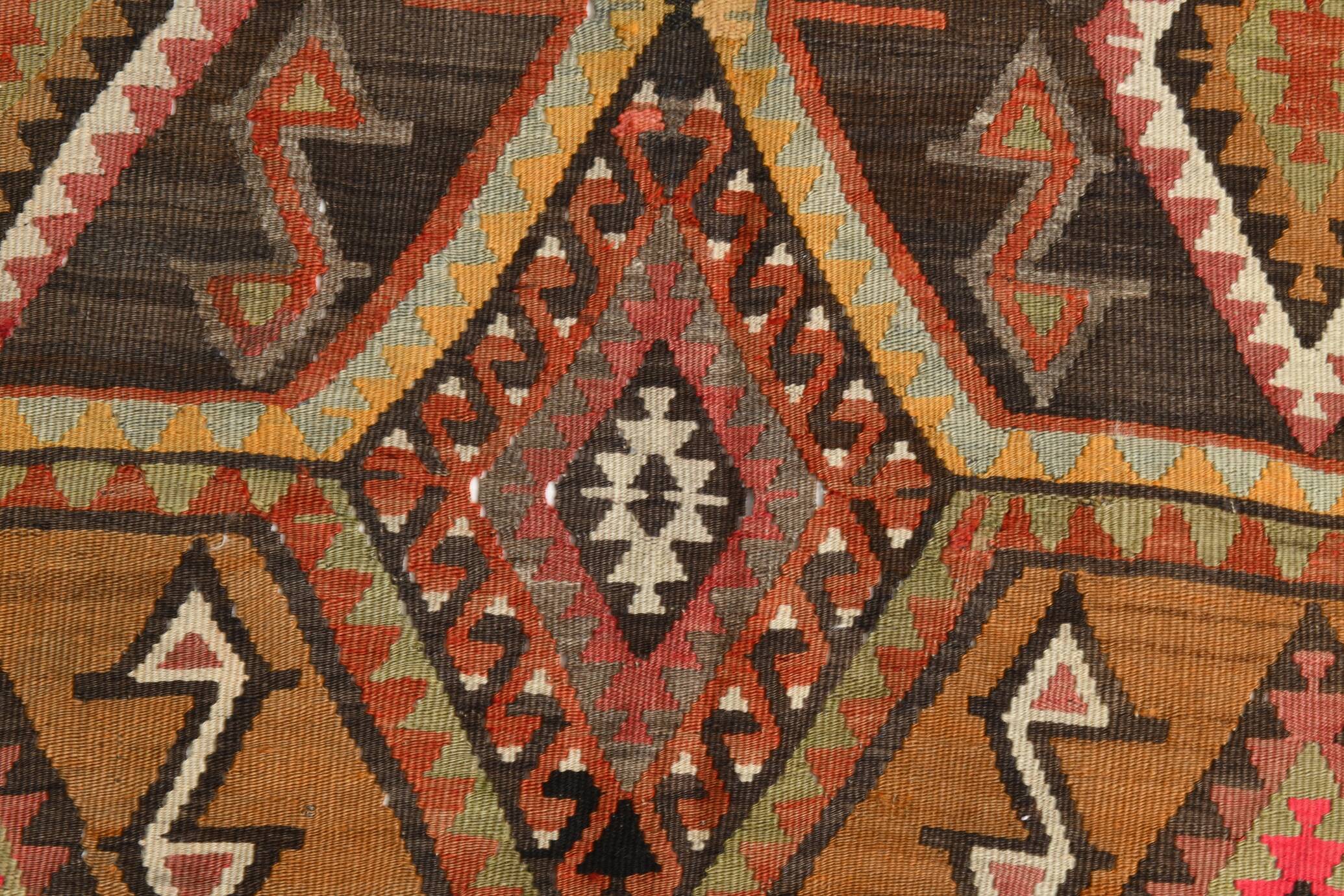 Tapis Kilim Ancien Fait Main – Motifs Géométriques et Symboles Protecteurs