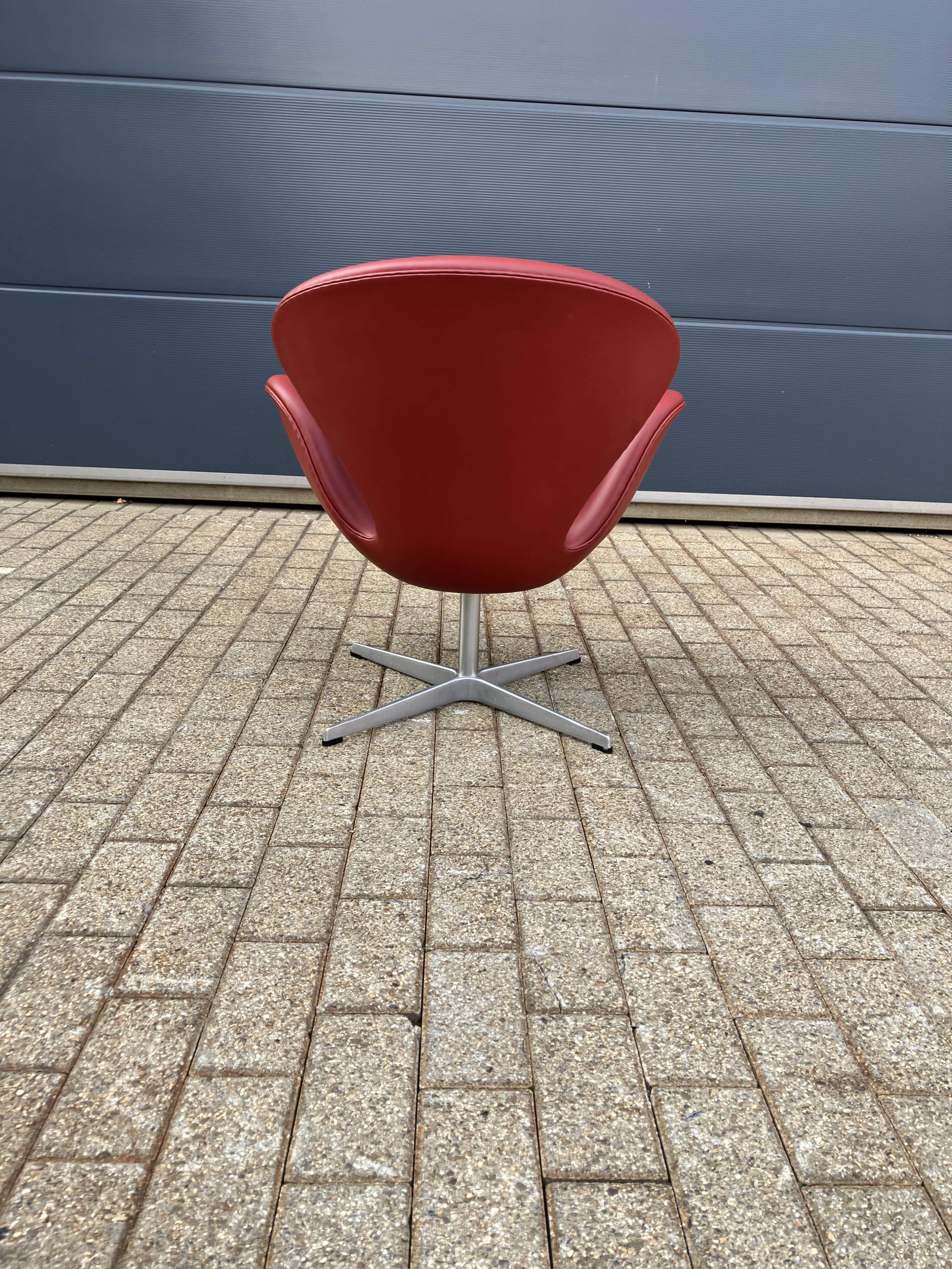 Fritz Hansen Swan chair in Indian Red leather, NEW!!!