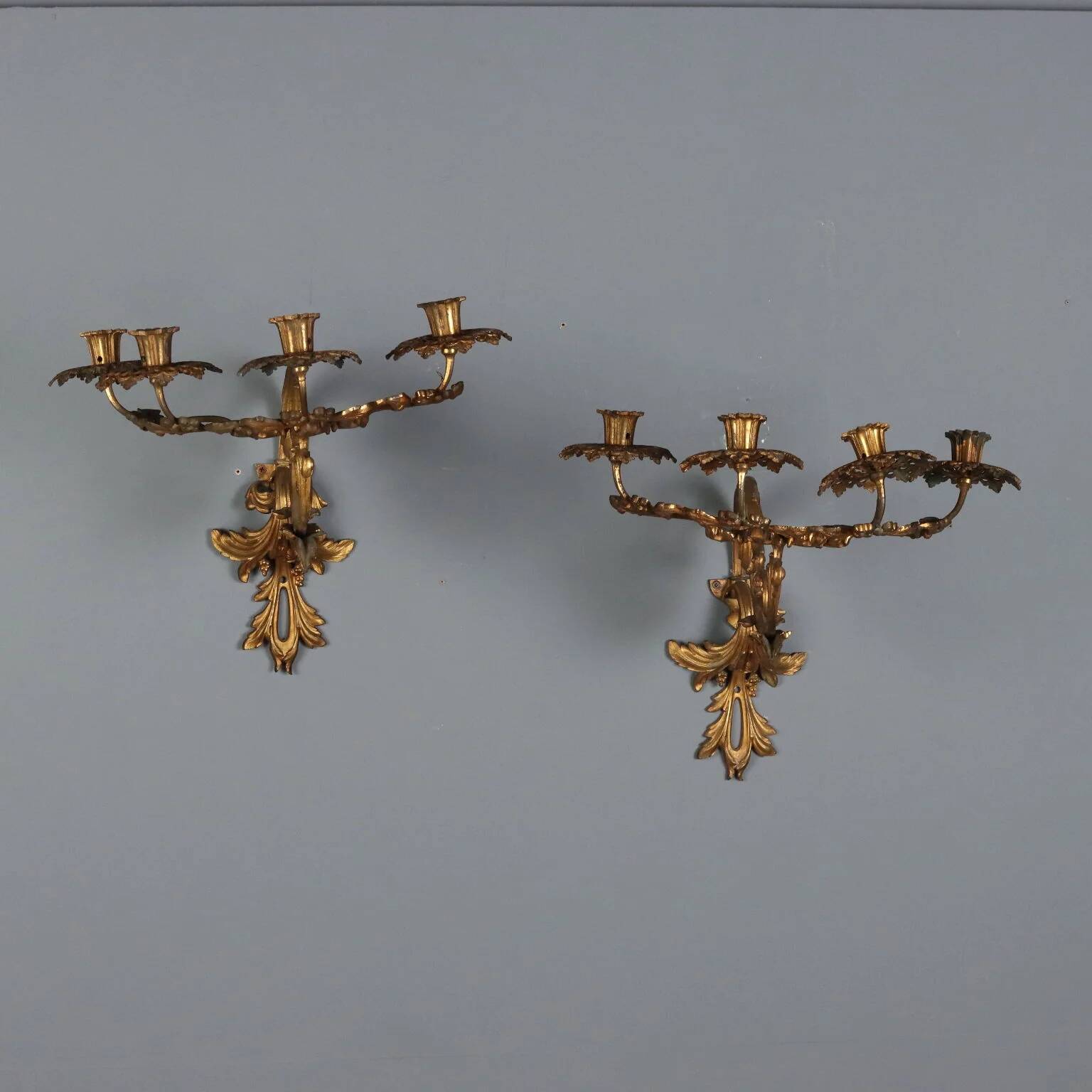 Antique wall sconces in gilded bronze, 20th century, in baroque style.