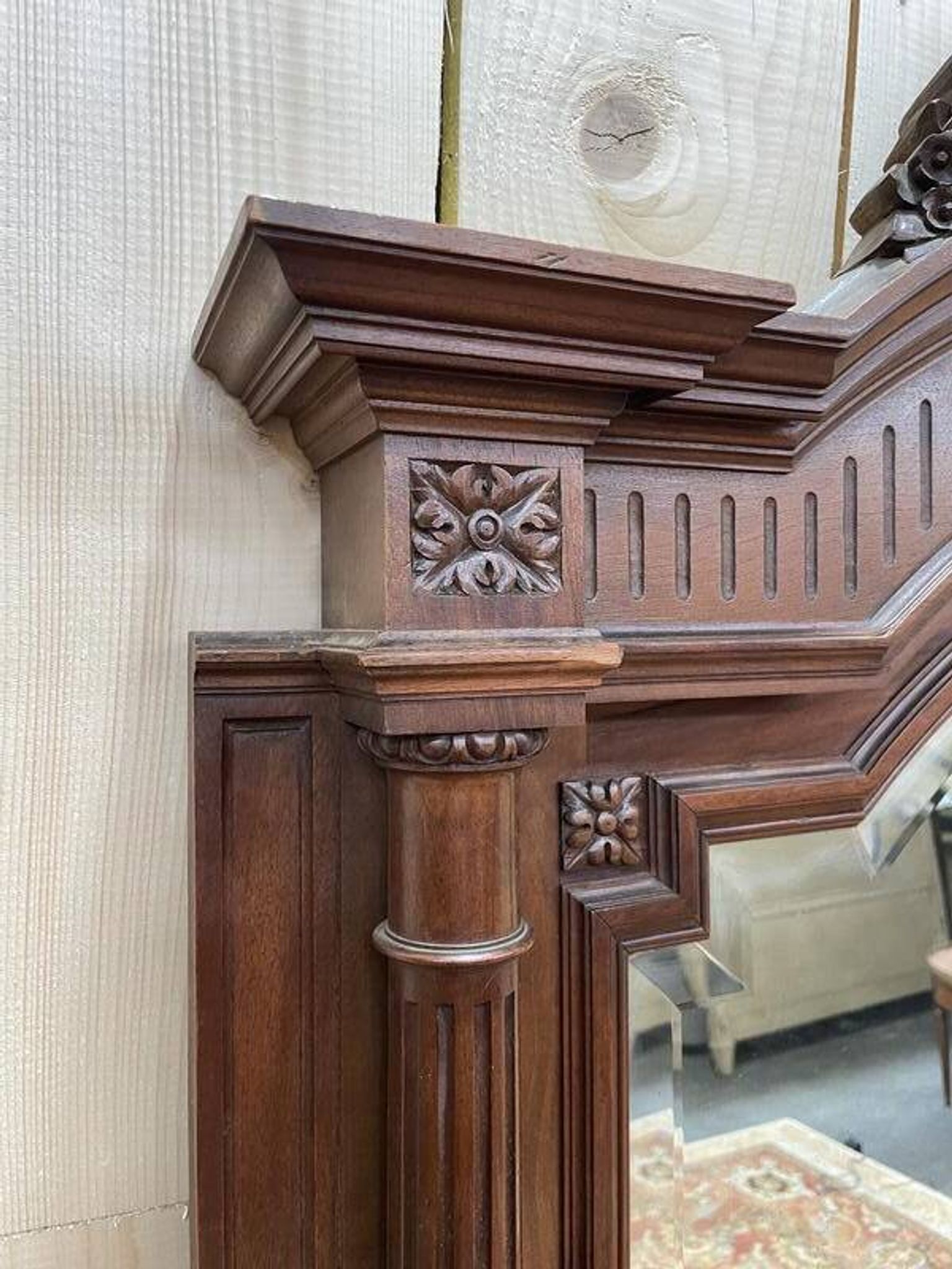 Miroir en noyer sculptée Napoléon III