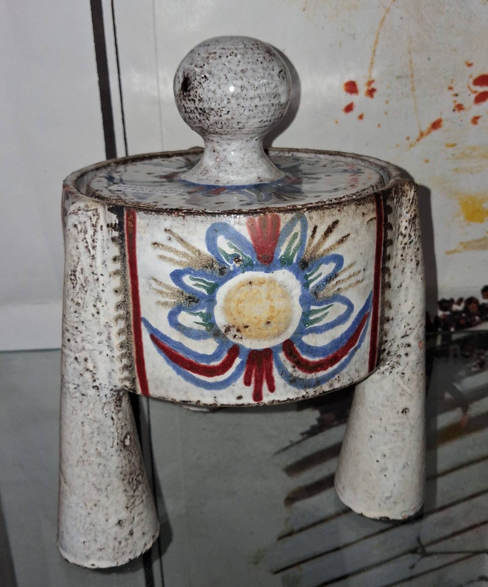 Covered tripod box in ceramic – Atelier Le Mûrier in Vallauris
