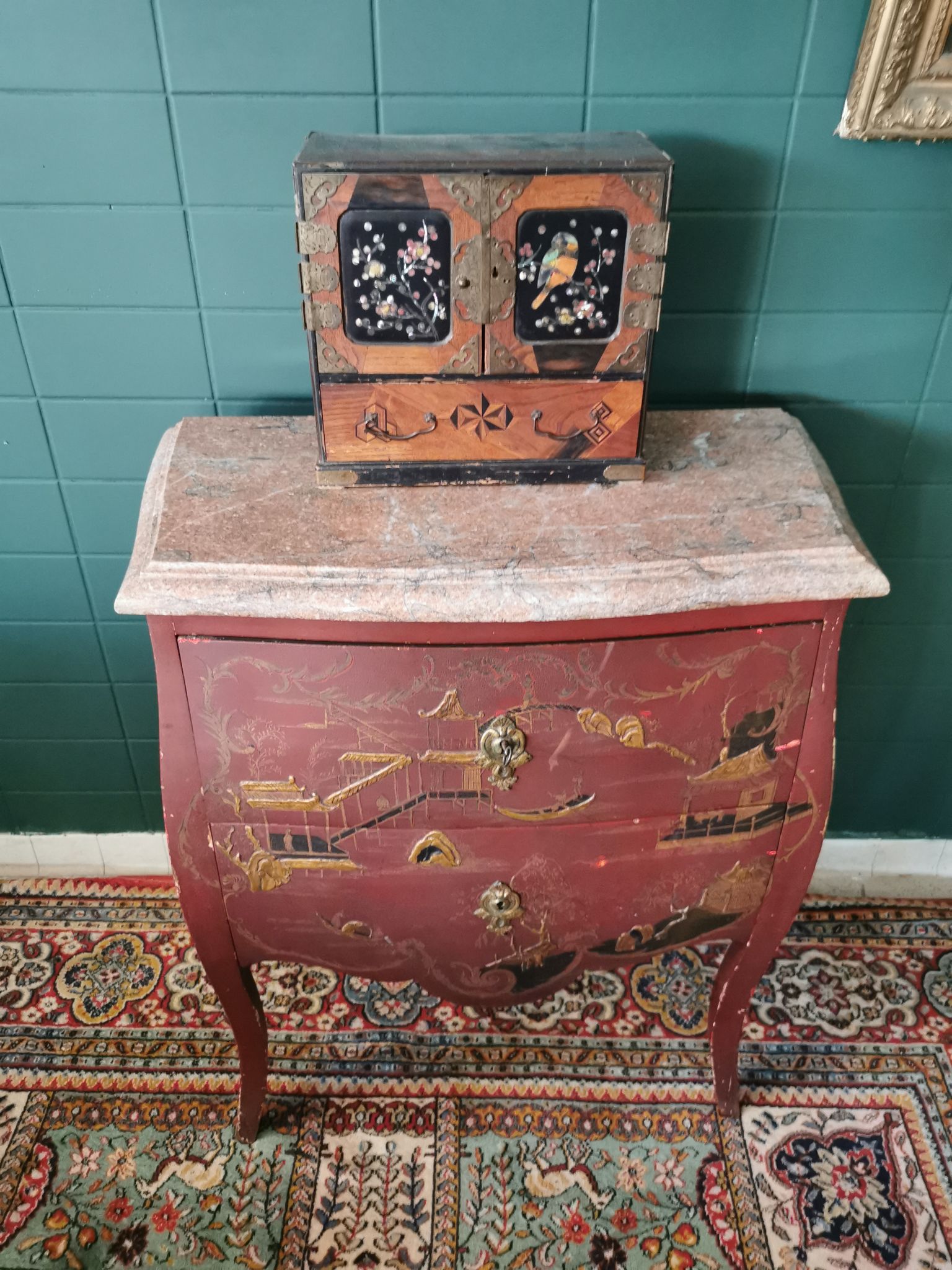French XIX jumping chest of drawers in Chinese lacquer ox and golden blood