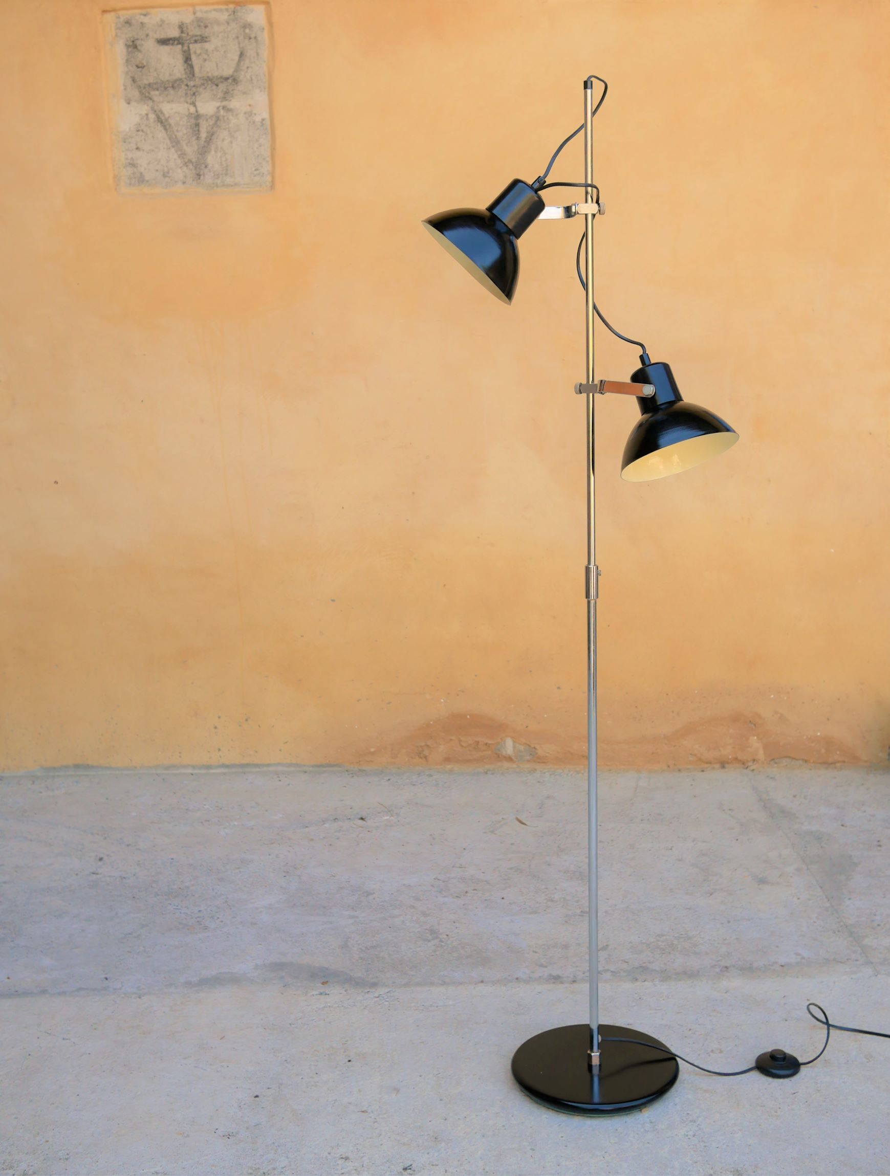 Lampadaire en métal noir avec 2 spots