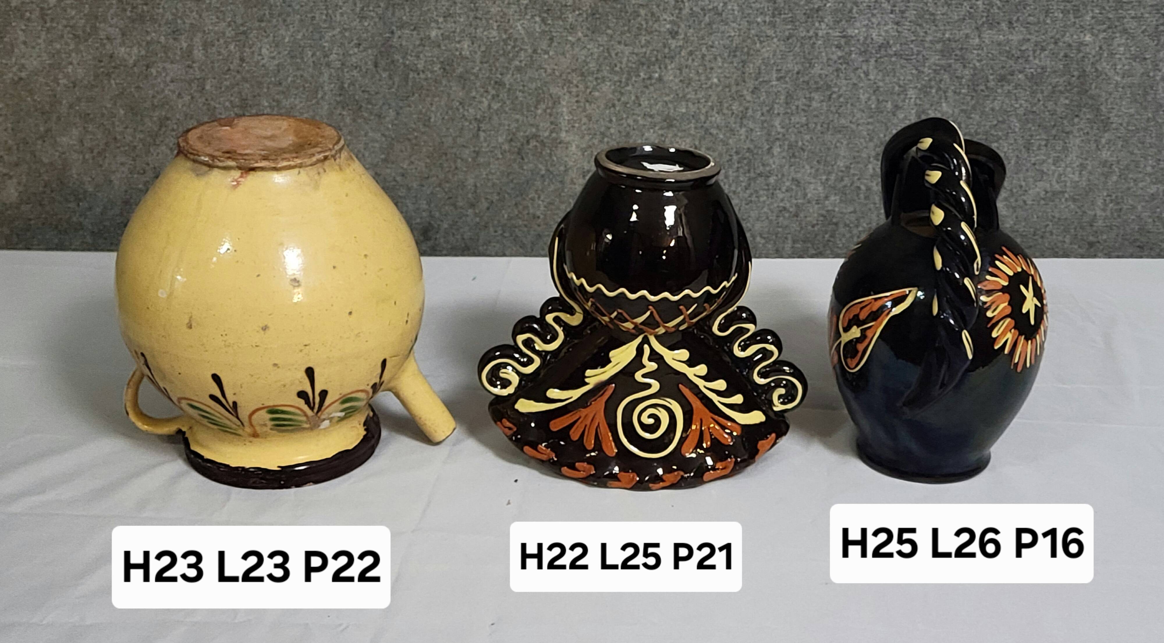 Ensemble composé de trois pièces en céramique vernissée