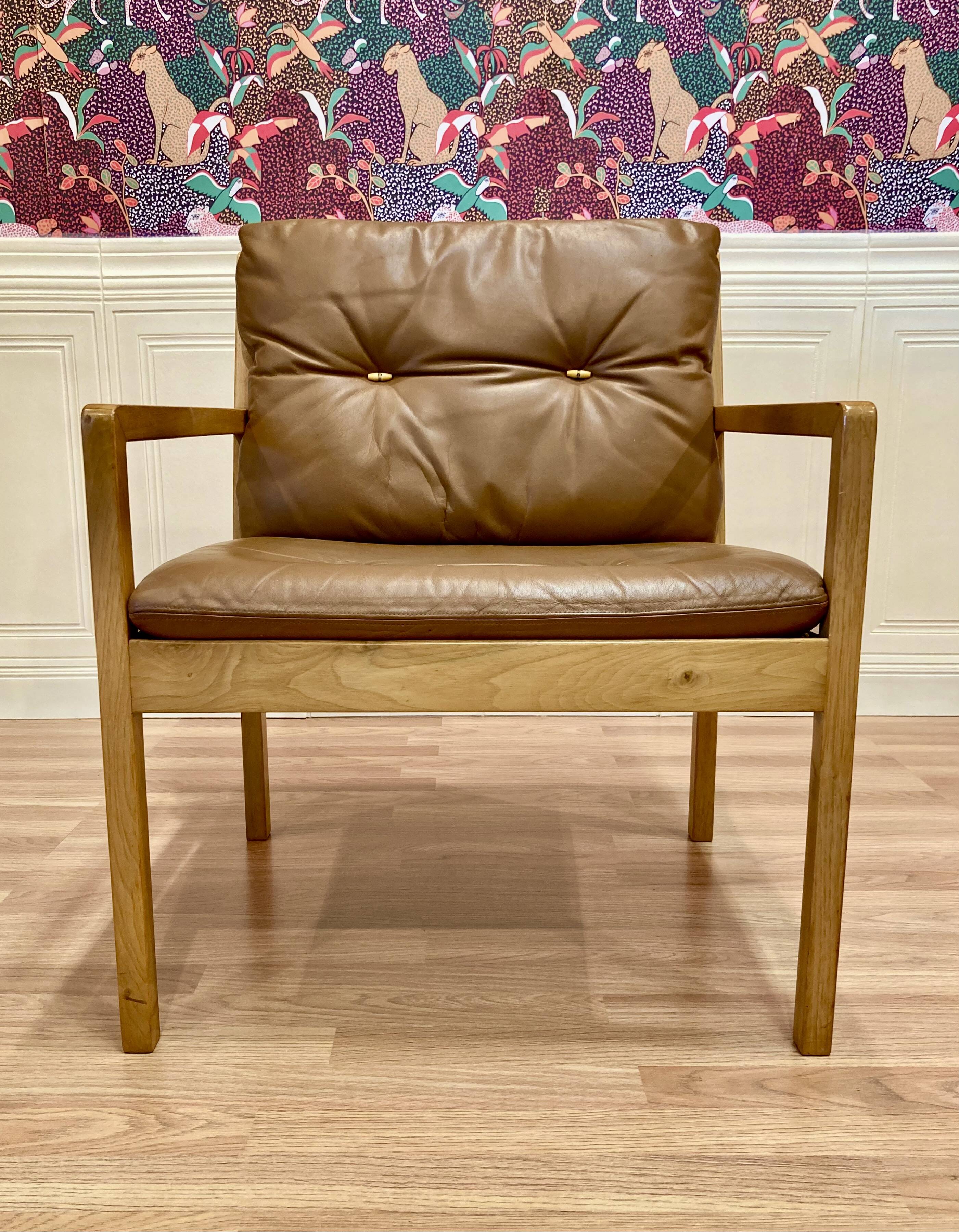 Fauteuil cuir design scandinave "Bernt Petersen" 1960.