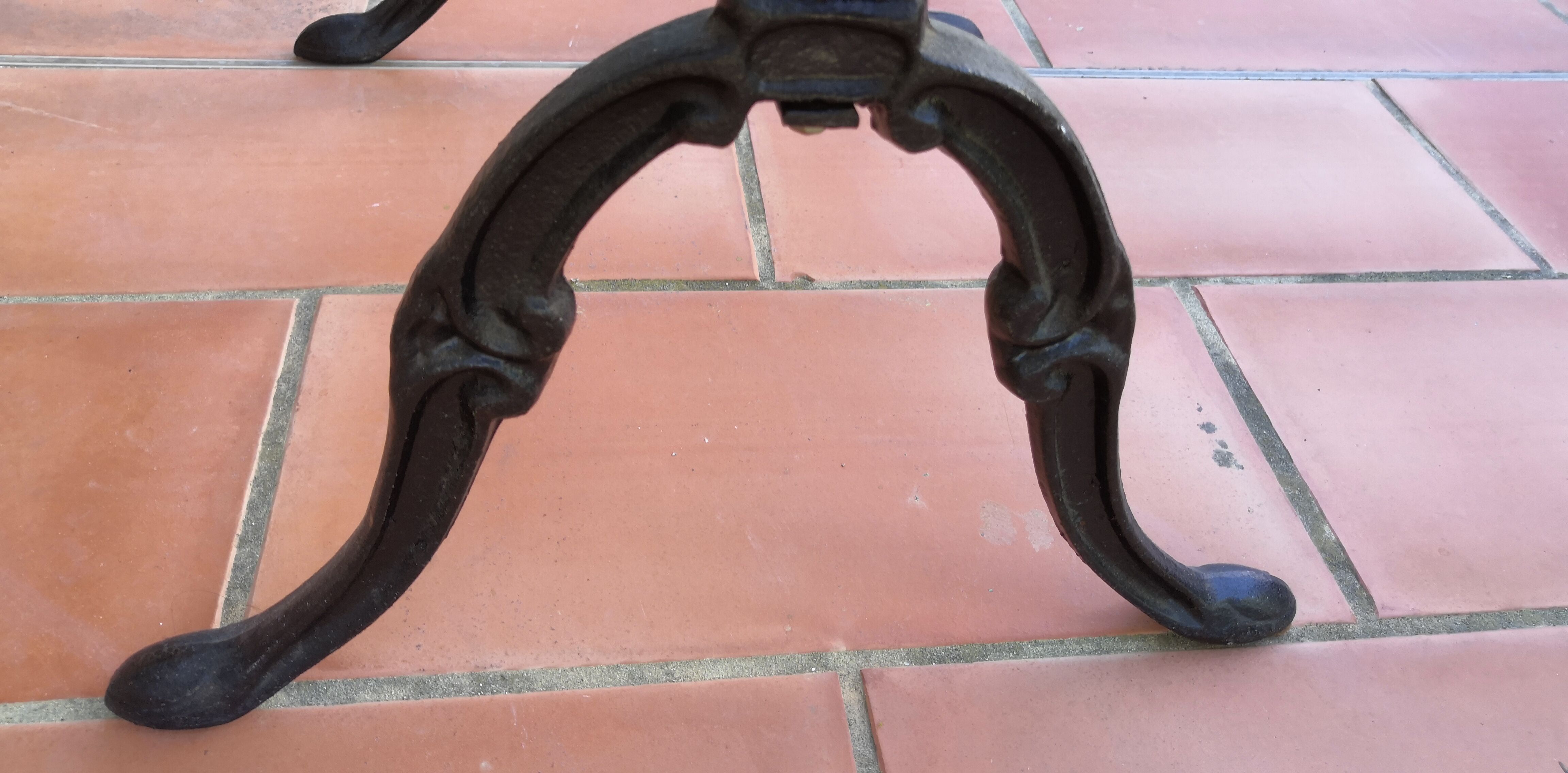 Round table marble and foot vintage cast iron