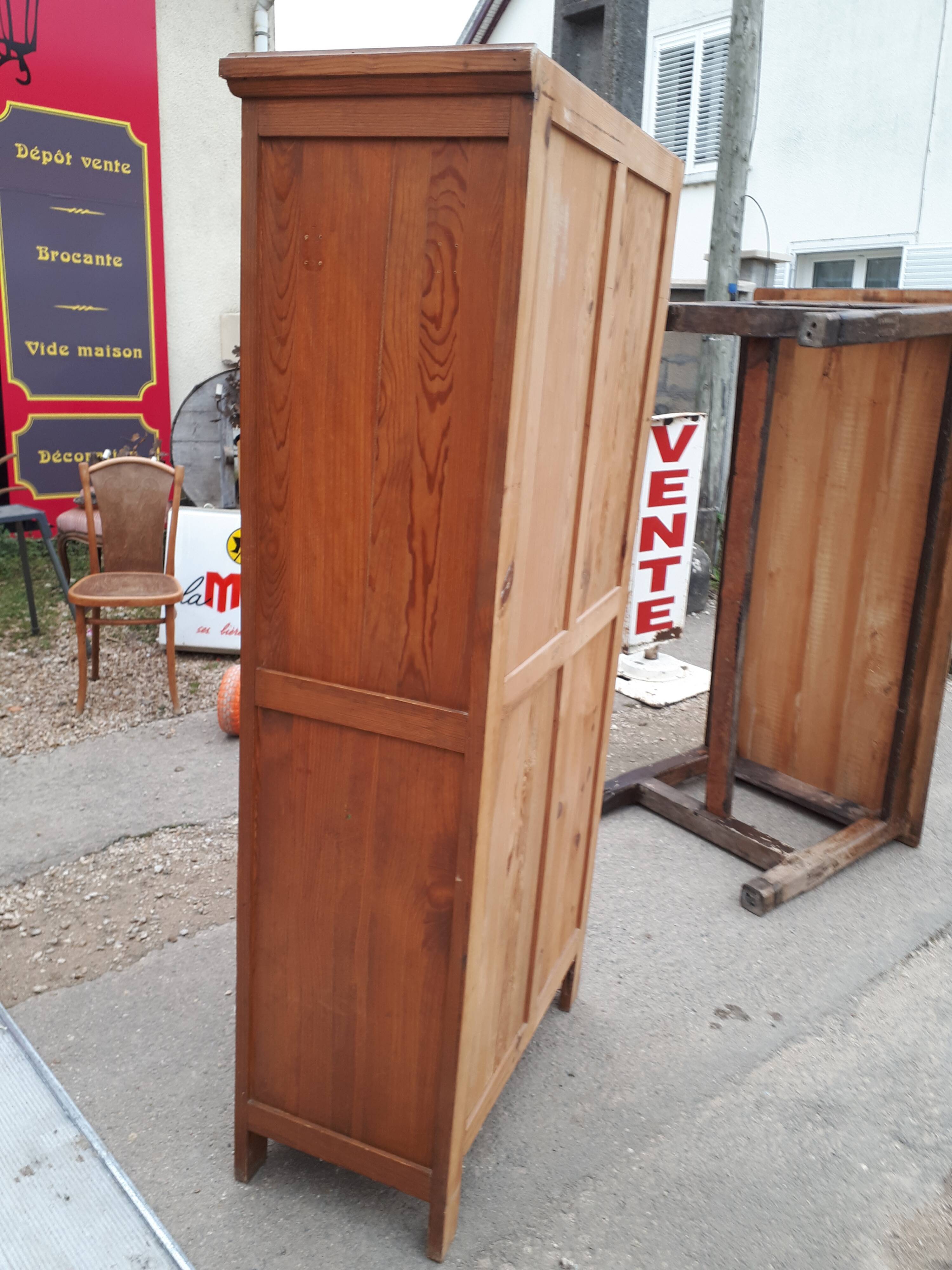 Parisian bonnetière cabinet