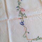Nappe ancienne en lin brodée de fleurs