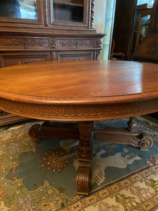 Table ovale XIXe en chêne blond massif sculpté de style louis xiii