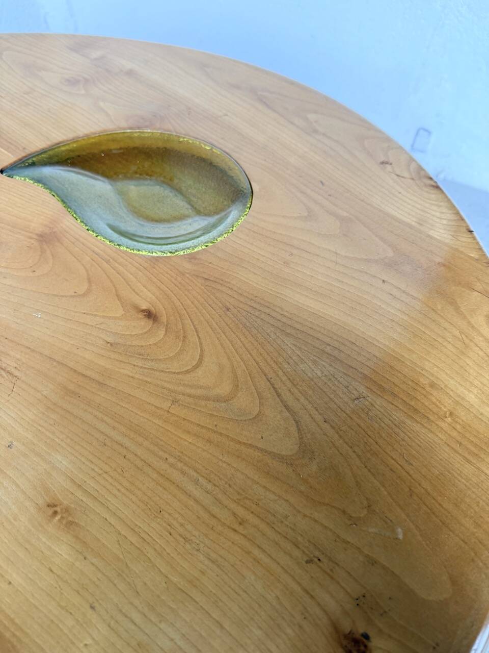 Tables basses en orme formant une goutte