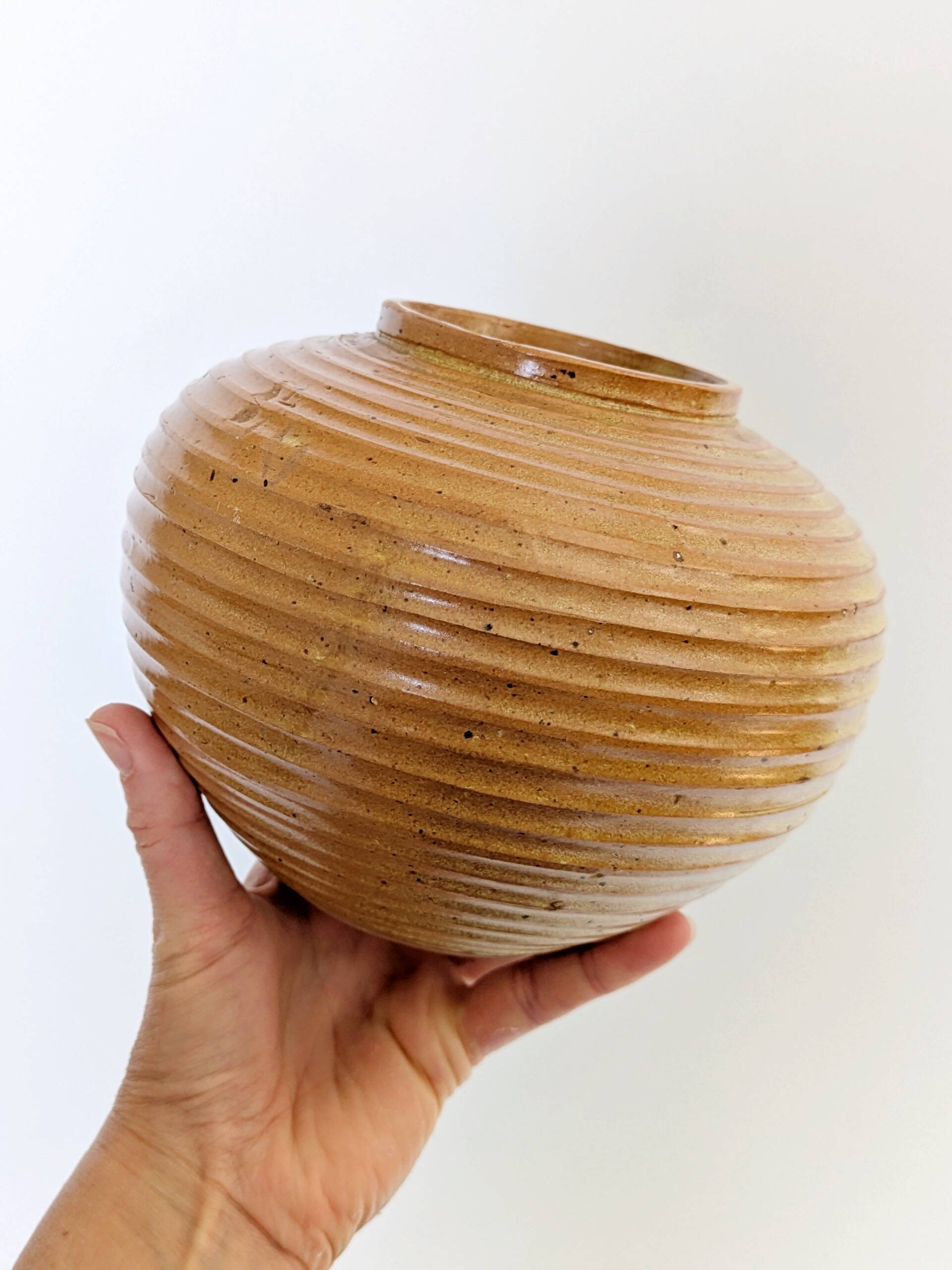Vase vintage en grès ocre doré, céramique d’artiste signée