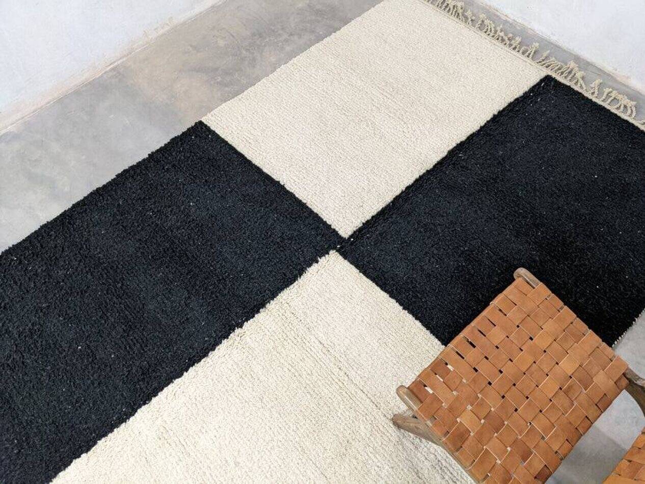 Handmade white and black beret rug