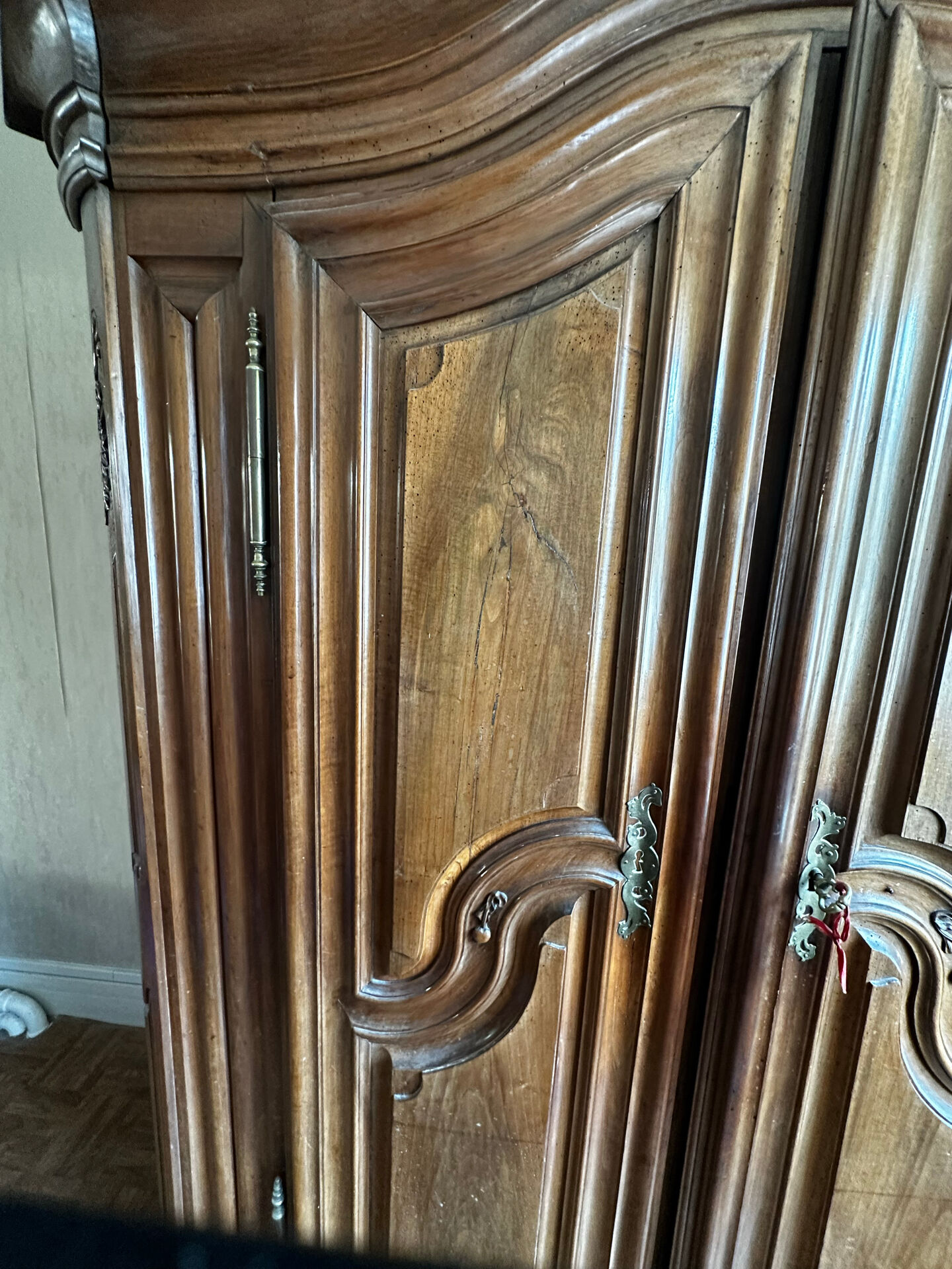 Large Alsatian Louis XV wardrobe in solid walnut – 18th century